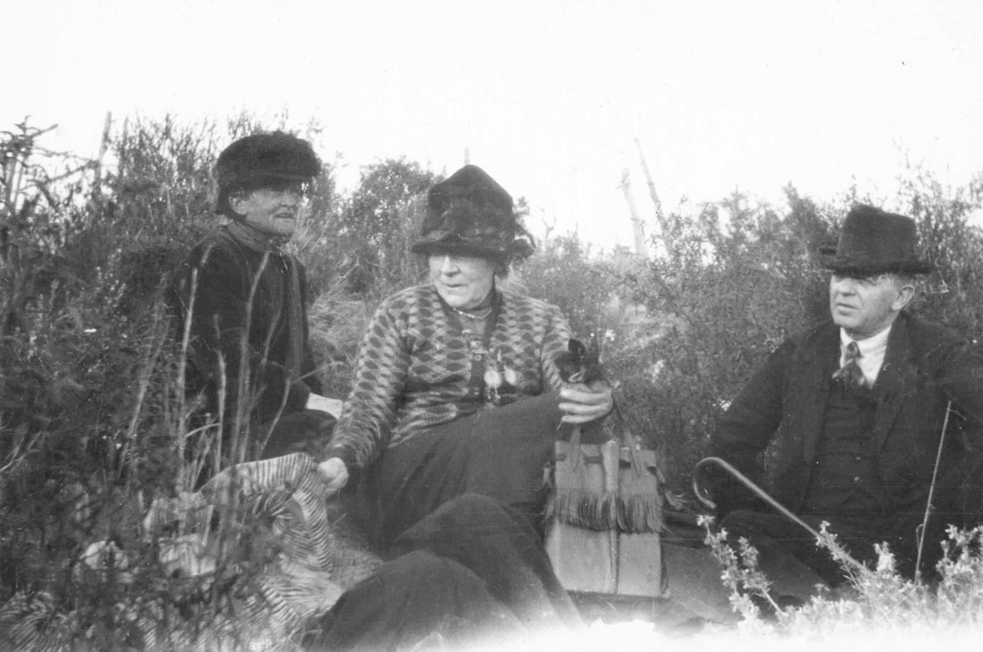 Ægteparret Nielsen med Charlotte Trap de Thygeson. Menton, februar 1925.