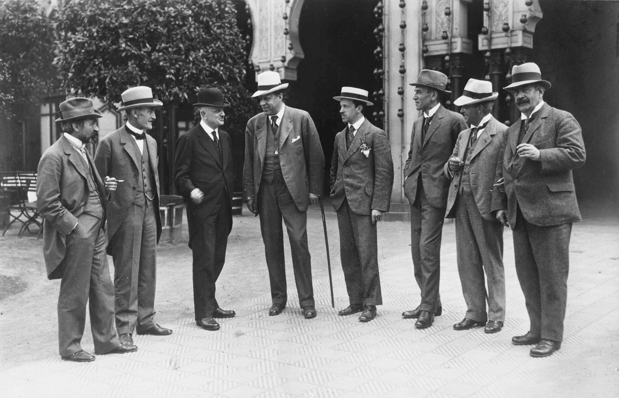 De samme mænd foran Tivolis daværende koncertsal. (KB, HA Acc. 2008/45). 