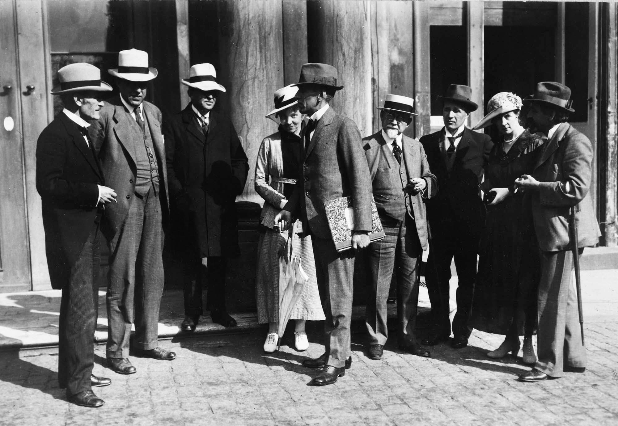 Efter prøven i Odd Fellow Palæet den 12.6.1919. Fra venstre: Robert Kajanus, Georg Høeberg og Carl Nielsen. Nr. 5: Wilhelm Stenhammar, og yderst til højre Bergljot og Frederik Schnedler-Petersen.