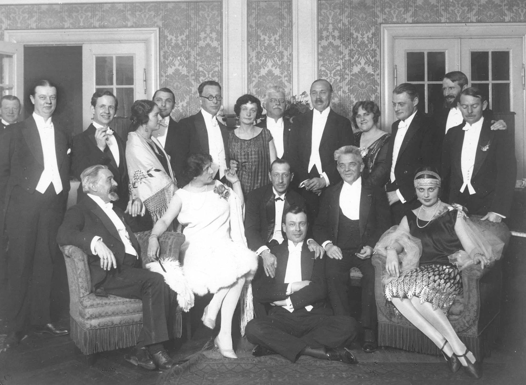 Under kulminationen af efterårets Carl Nielsen-festligheder passerede Igor Stravinsky for andet år i træk København, denne gang inviteret af De Ferslewske Blade med Gunnar Hauch som initiativtager. Efter koncerten med Det Kongelige Kapel den 2.12.1925 var der selskabelighed i restaurant Nimb. Herfra ses hovedpersonen i midten med Carl Nielsen ved sin ene side og Gunnar Hauch ved sine fødder. I de to lænestole sidder Frederik Schnedler-Petersen og Stravinskys kommende kone Vera Soudeikina (født Bosse). Stående nr. 3 fra venstre Finn Høffding. Bag Stravinsky og Nielsen står William Behrend og Ferdinand Hemme.