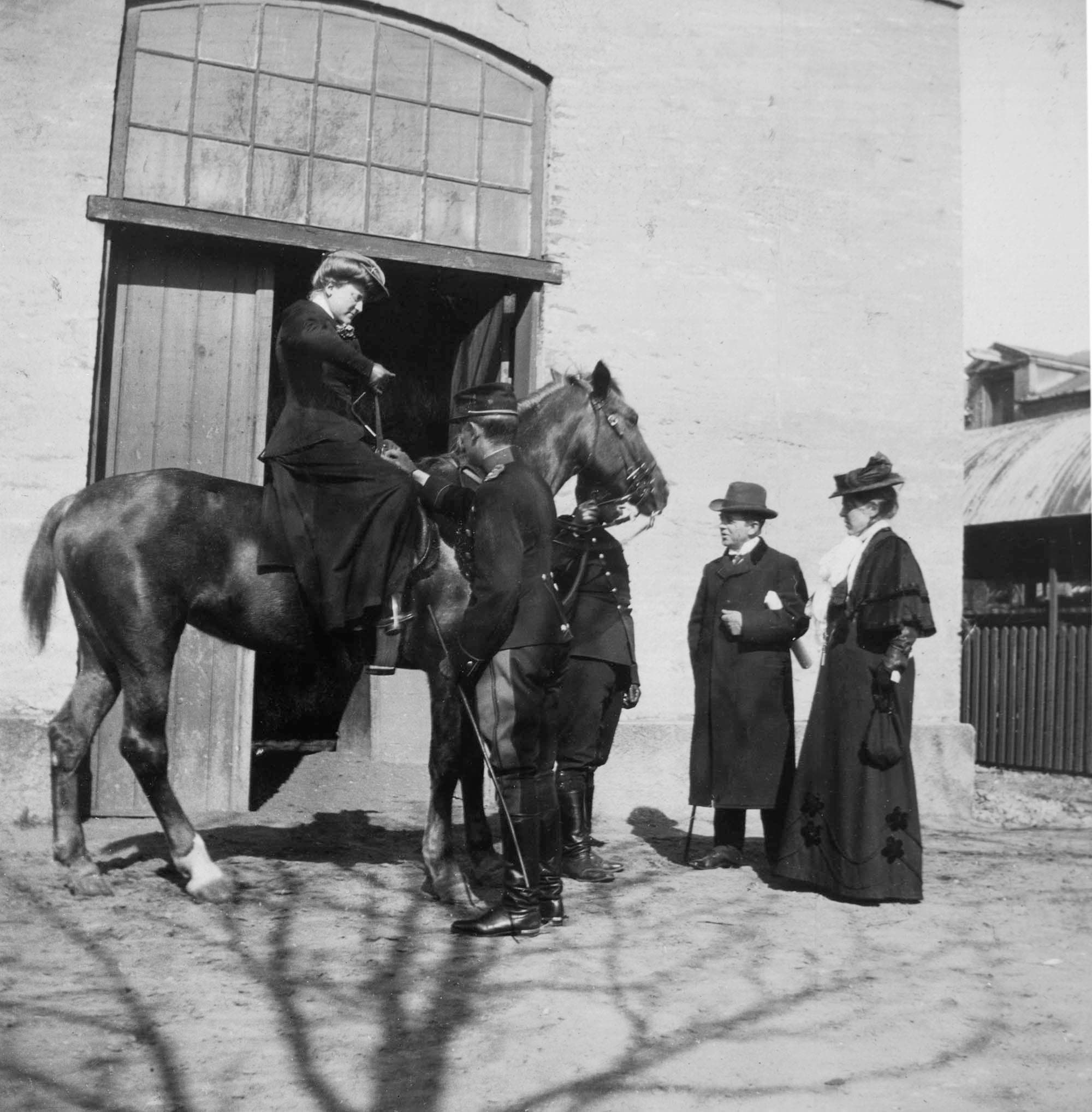 Komponisten og billedhuggerinden foran en hestestald. Tid og sted ukendt.