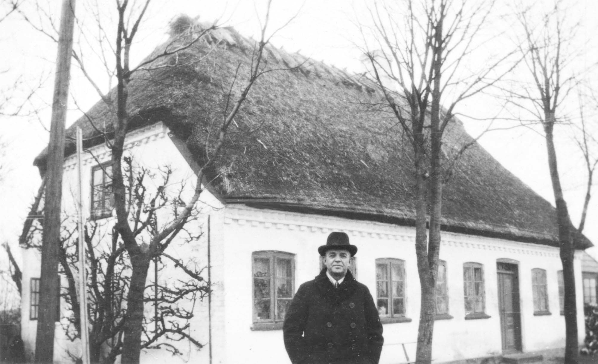 Carl Nielsen foran barndomshjemmet, Nørre Lyndelse på Fyn. Udateret.