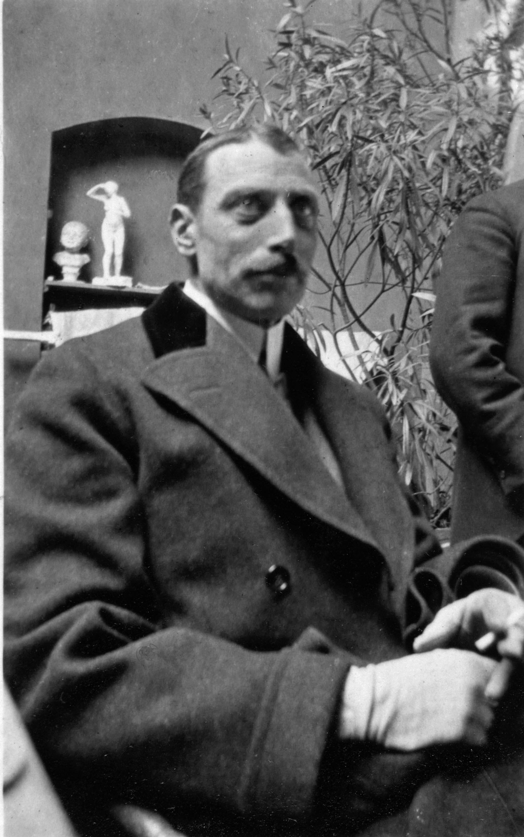 Dette og følgende 3 billeder: Kong Christian 10. på besøg i Anne Marie Carl-Nielsens atelier. Foråret 1919. Tilstede var også mand, døtre og svigersøn.