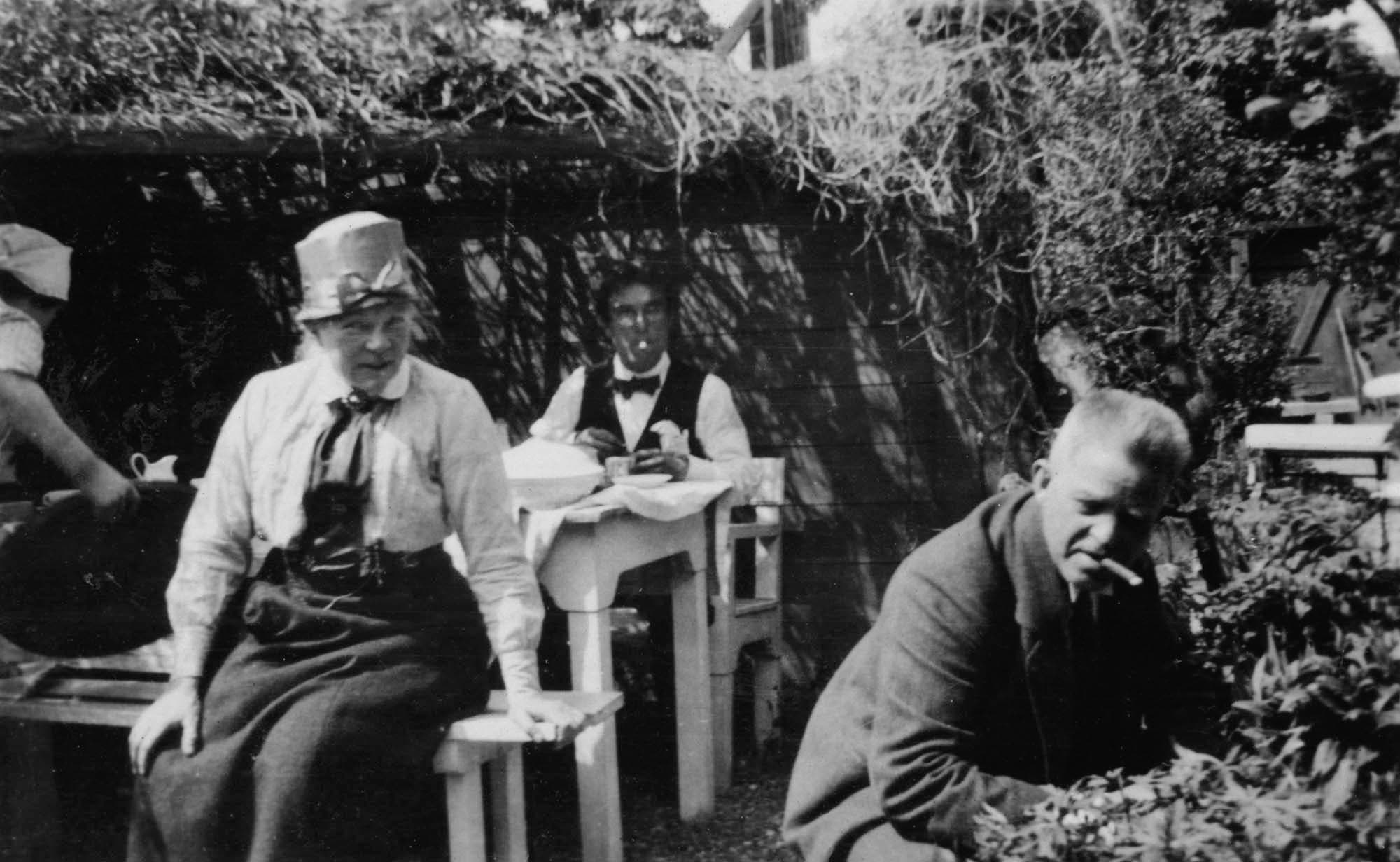 Anne Marie Carl-Nielsen, Emil Telmányi og Carl Nielsen på traktørsted under en udflugt til Furesøen – ifølge samtidig oplysning på billederne. Ca. 1920.