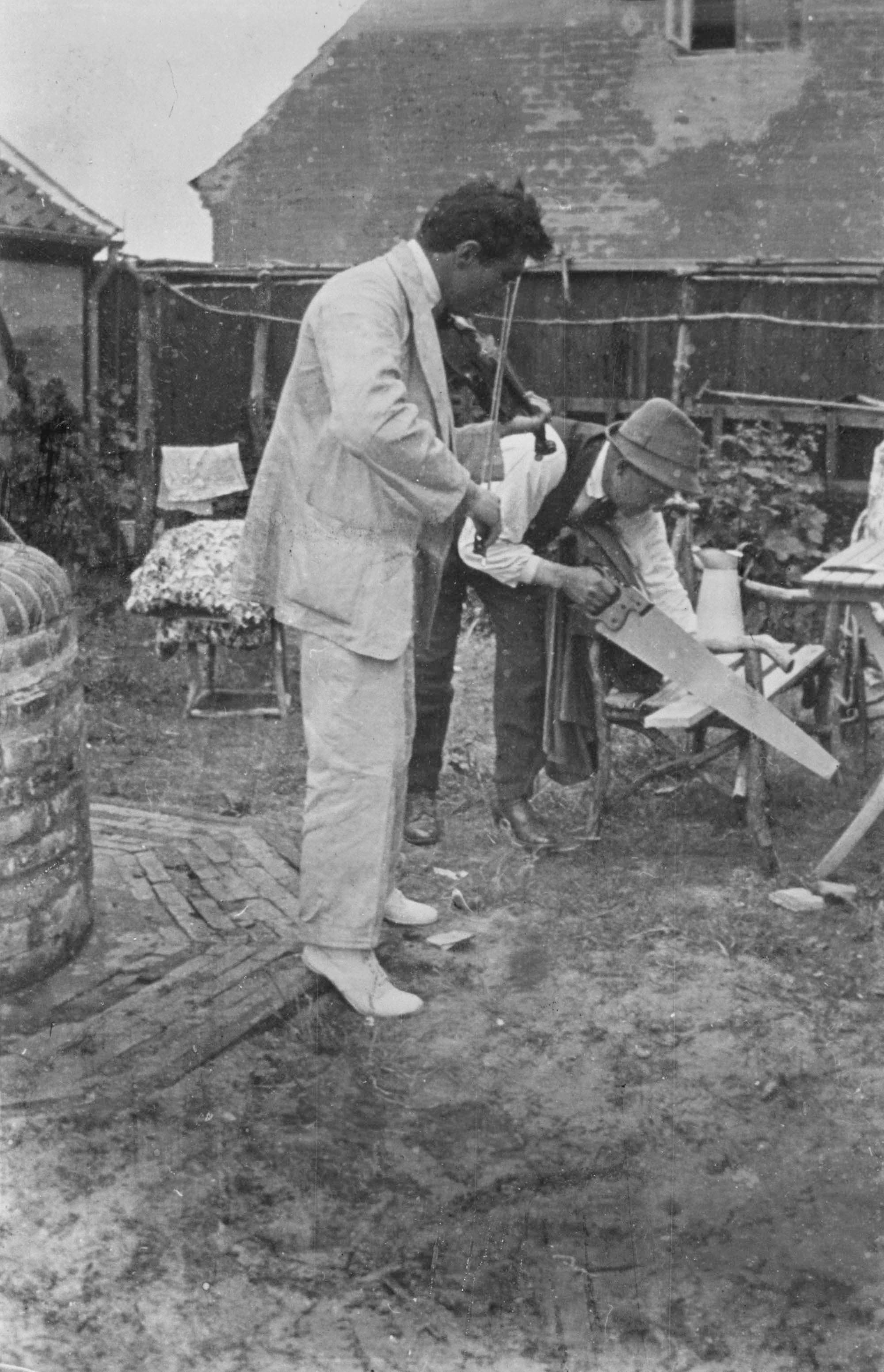 Emil Telmányi og Carl Nielsen med hver sit redskab. Finis terræ, Skagen.