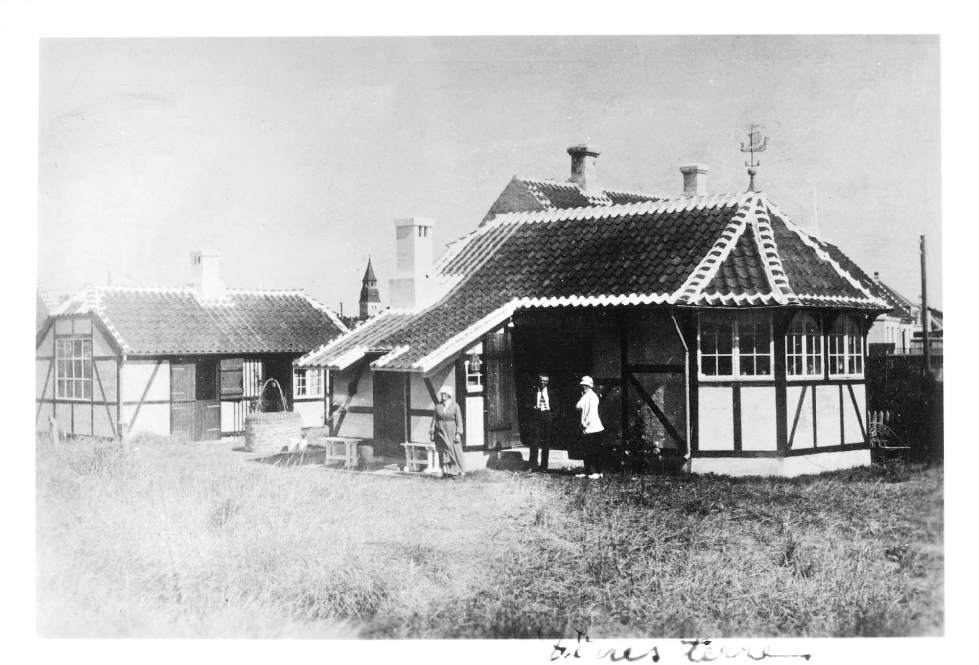 Finis terræ, Skagen. Fra venstre familiens husholderske Maren Hansen, Carl Nielsen og Anne Marie Carl-Nielsen.