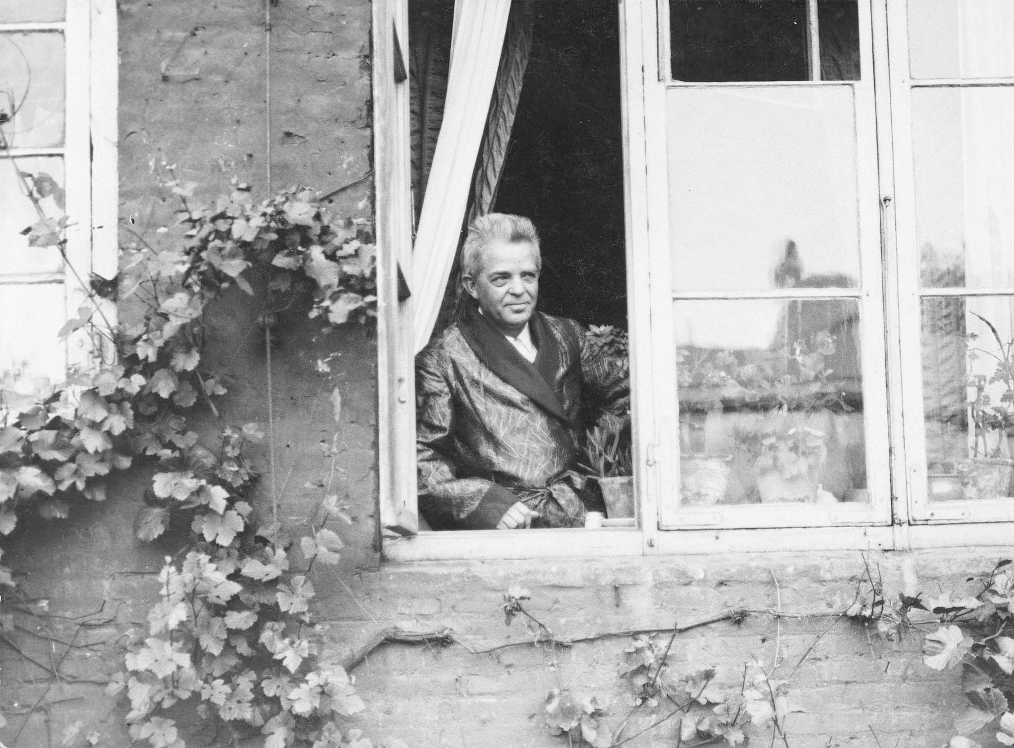 60 år, tirsdag den 9.6.1925 om morgenen. Københavns Orkesterforening modtages i havevinduet i Frederiksholms Kanal 28, iført slåbrokken som var Irmelins gave.