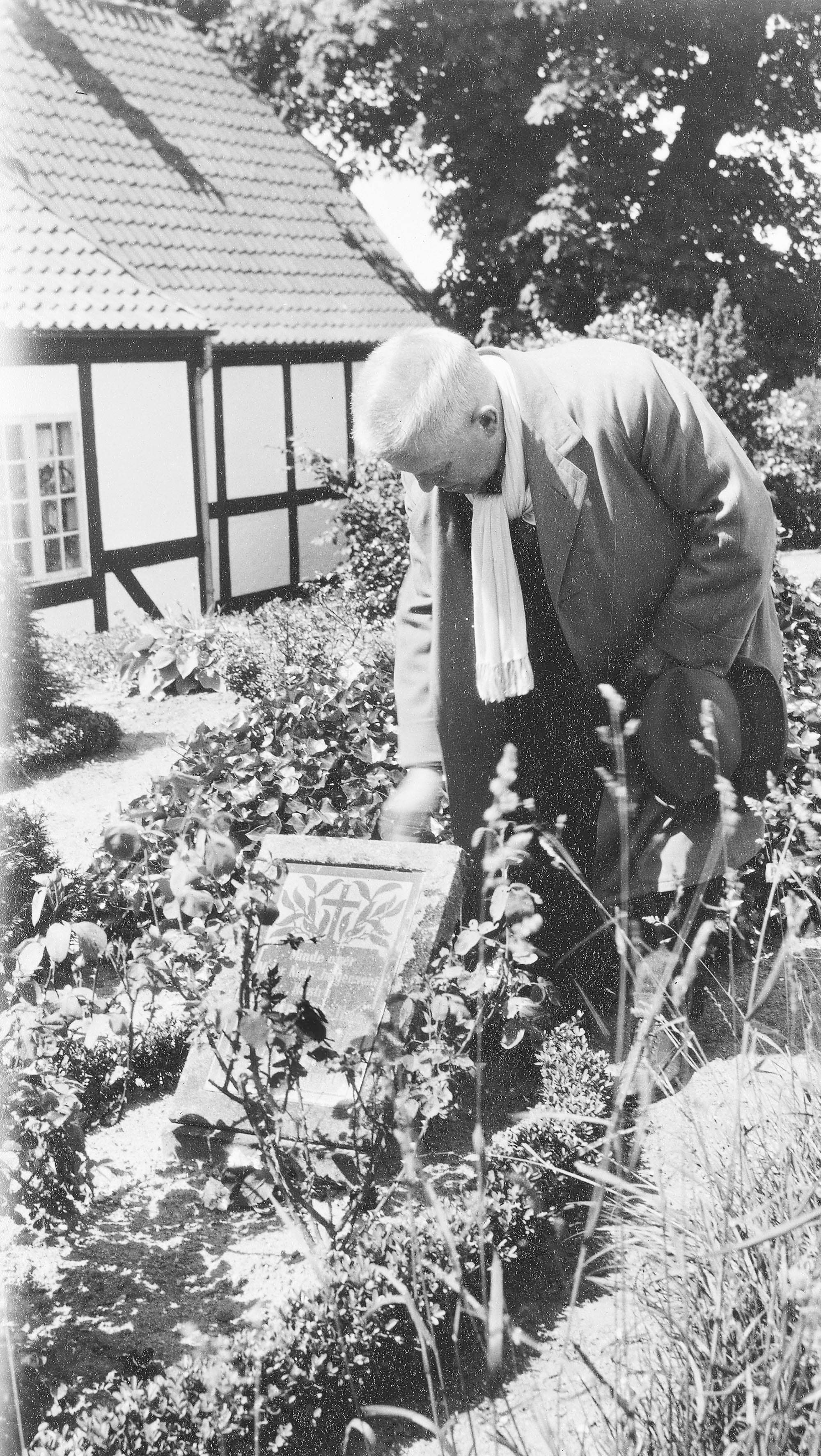 Carl Nielsen ved moderens gravsted på Nørre Søby kirkegård, Fyn.