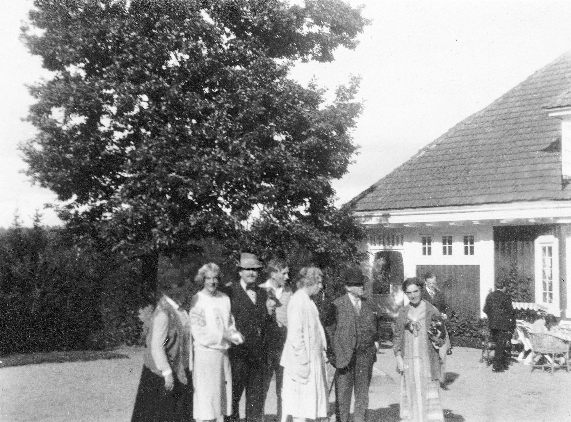 
            
                
                
                Dette og næste billede: På samme sted foran Skogshem: Anne Marie Carl-Nielsen, Søs, Herman Mannheimer, Ted Mannheimer, Lisa Mannheimer, Carl Nielsen og Göthilda de Maré. Bag hende anes Bertil Mannheimer og til højre ryggen af Sam de Maré.
            
        