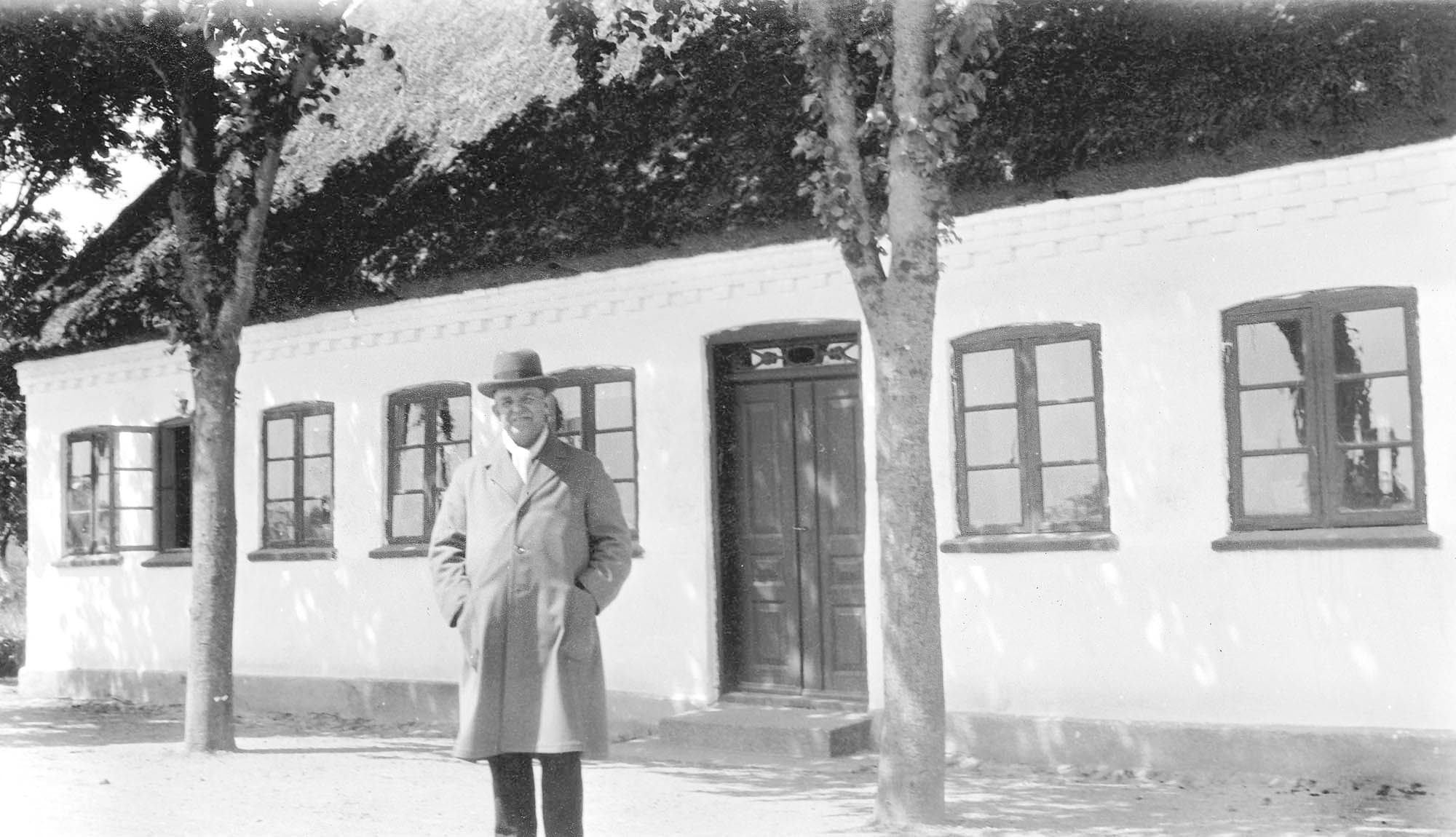 Carl Nielsen ved barndomshjemmet, Nørre Lyndelse, Fyn.