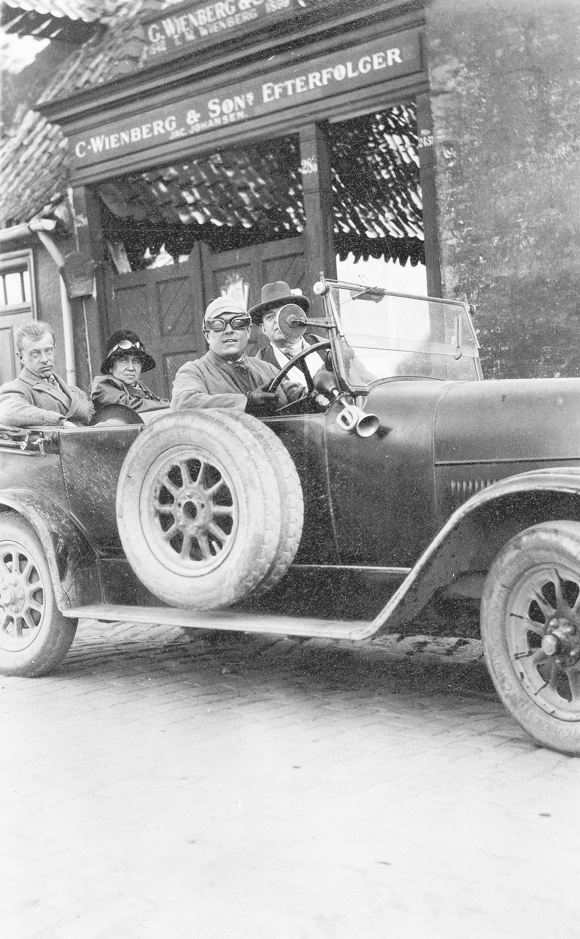 Hjemkomst fra Frankfurt ca. 9.7.1927. Hans Børge Nielsen, Frederikke Møller, Emil Telmányi og Carl Nielsen ud for Frederiksholms Kanal 28A.