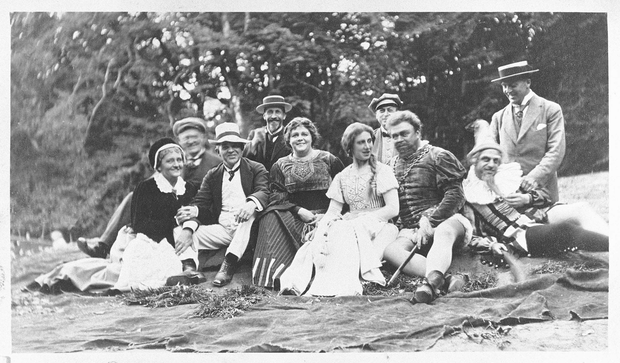 Hovedrolleindehaverne i årets friluftsteateropsætning af J.P.E. Hartmanns opera Liden Kirsten. I forreste række Jonna Neiiendam (som Mor Ingeborg), Carl Nielsen, Johanne Brun (som Etle), Lilly Lamprecht (som Kirsten), Peter Cornelius (som Sverkel) og Lars Boe (som Narren). Lilli Hoffmann, som spillede fru Malfred, var åbenbart ikke til stede, da billedet skulle tages.