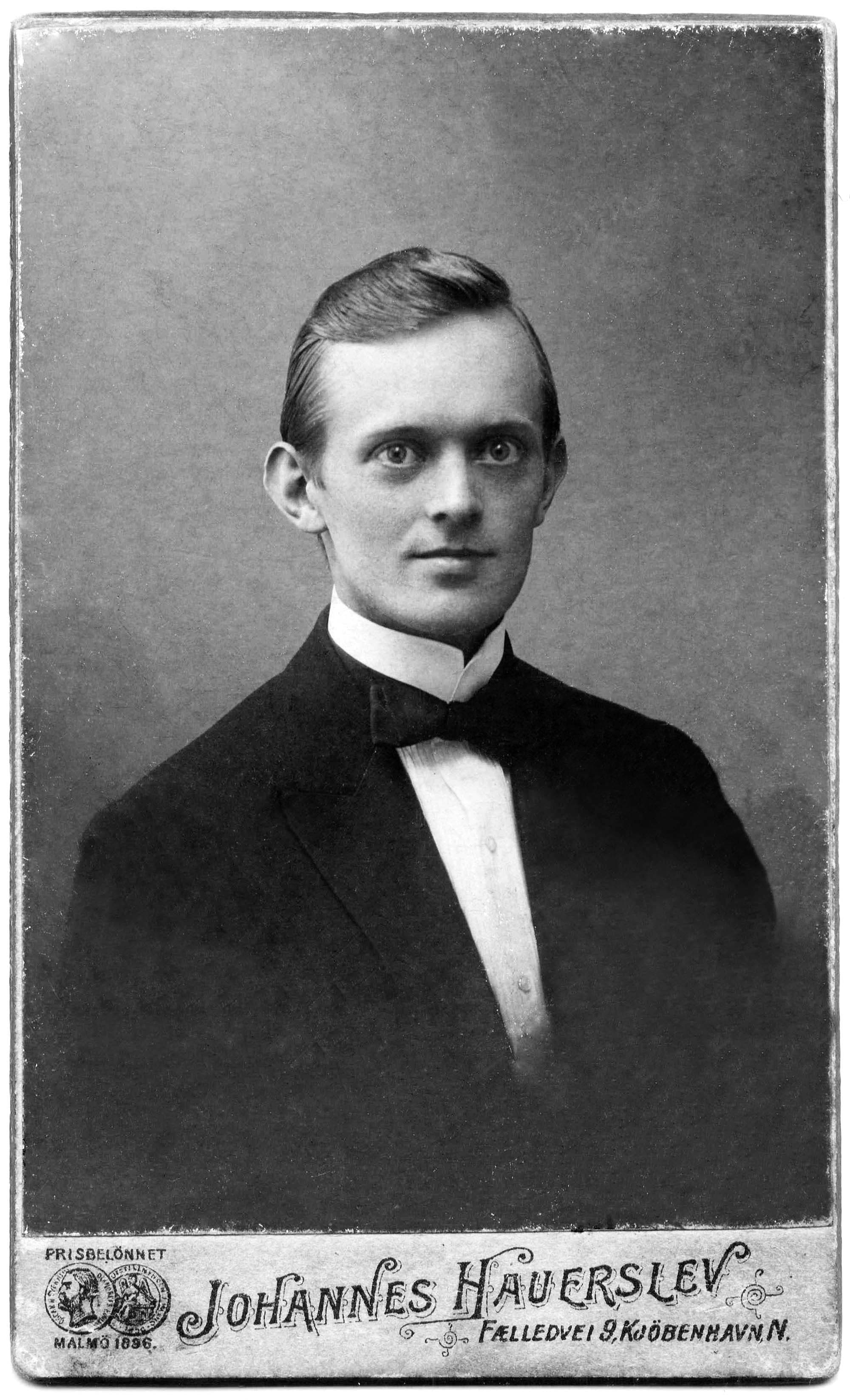 Carl August Hansen kom i december 1912, 24 år gammel, til København for at studere på Musikkonservatoriet. Billedet sendte han i maj 1913 til sin kone Hazel i New York. (Privateje).