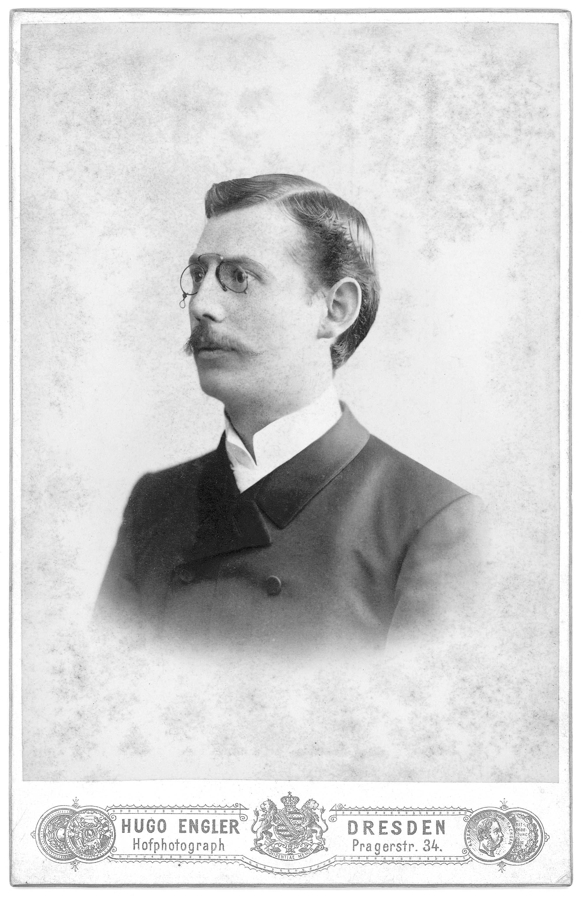 Bag på billedet står: “Herrn Carl Nielsen zur freundlichen Erinnerung an zusammenverlebte frohe Stunden. Johannes Schubert. Dresden d. 28/10 90.”