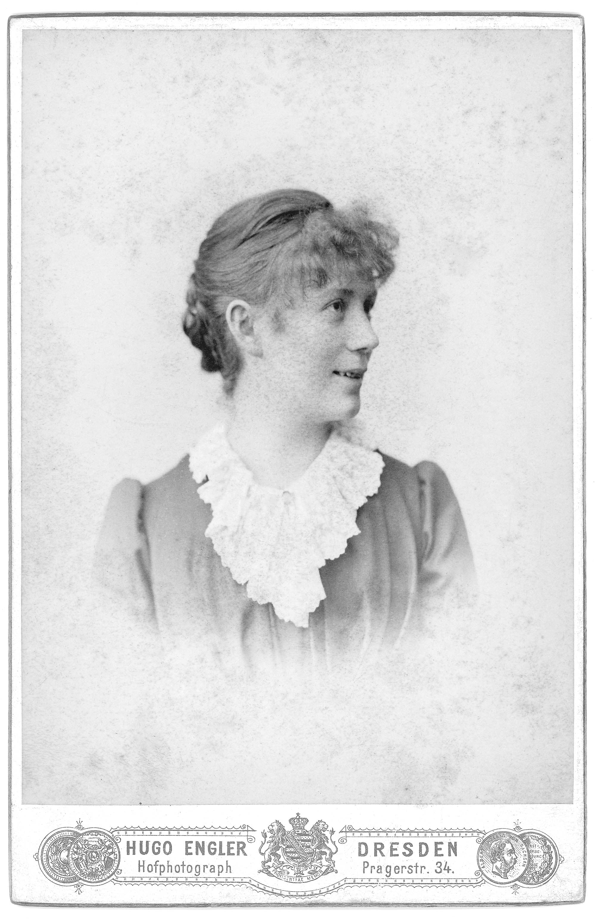 Bag på billedet står: “Gedenken Sie oft und gern der schönen Zeit in Dresden und Ihrer Melita Schubert. Im Oct. 1890”