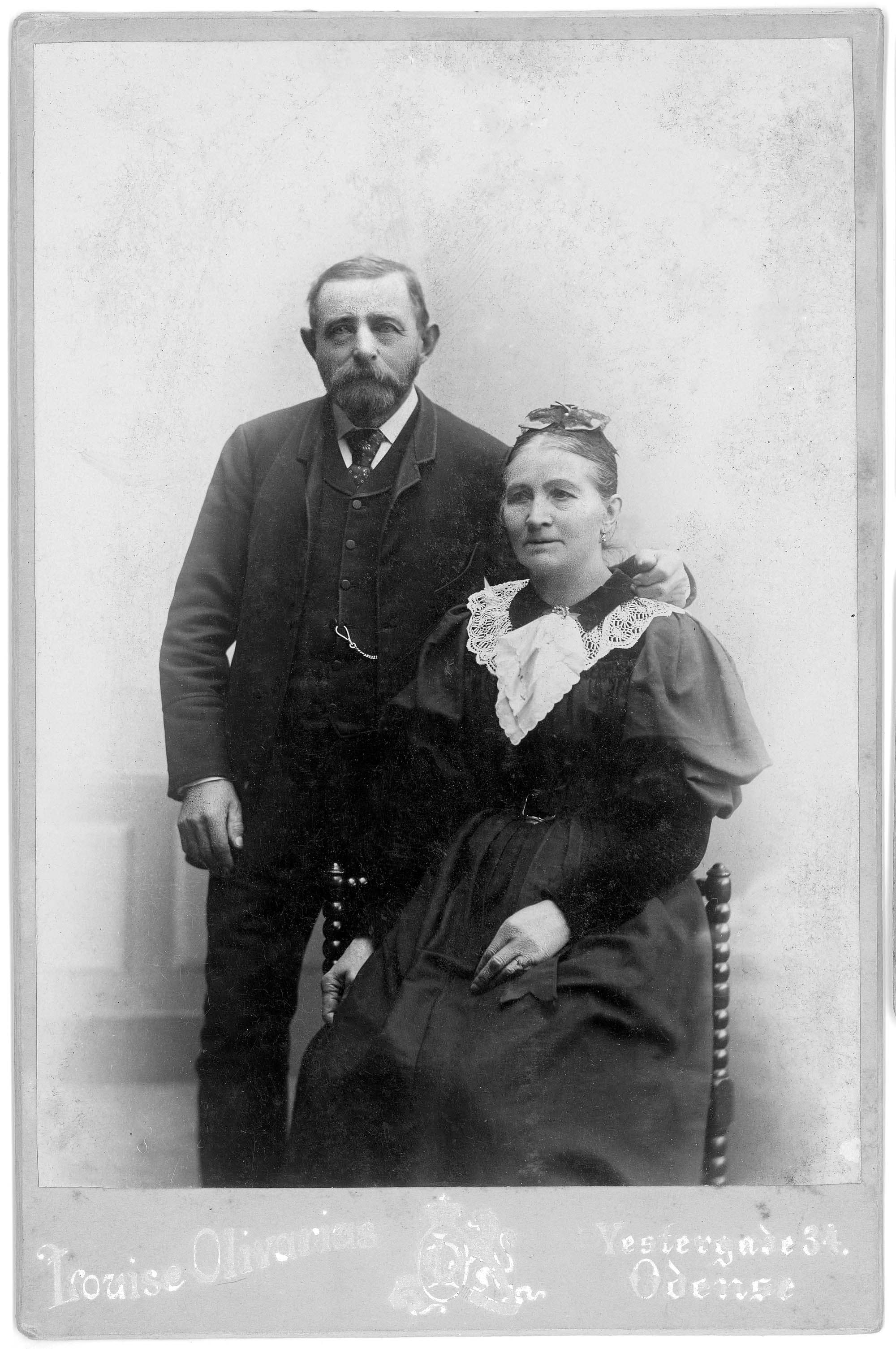 1.42. Forældrene Niels og Maren Kirstine efter hjemkomsten fra USA, 1895. Foto: Det Kongelige Bibliotek, Kort- og Billedafdelingen.