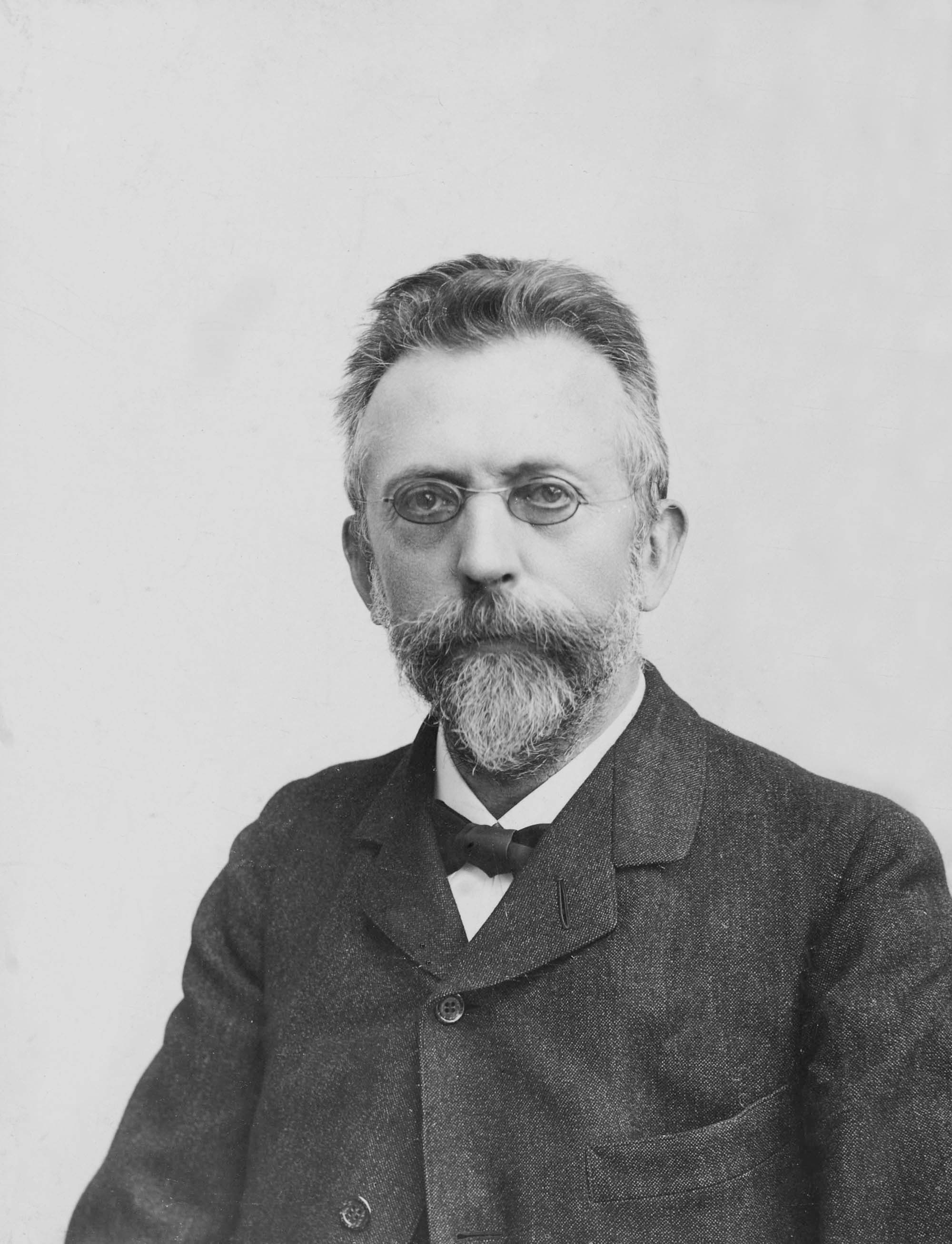 Valdemar Brücker, 1852-1929, valgmenighedspræst og højskoleforstander i Aagaard ved Kolding.