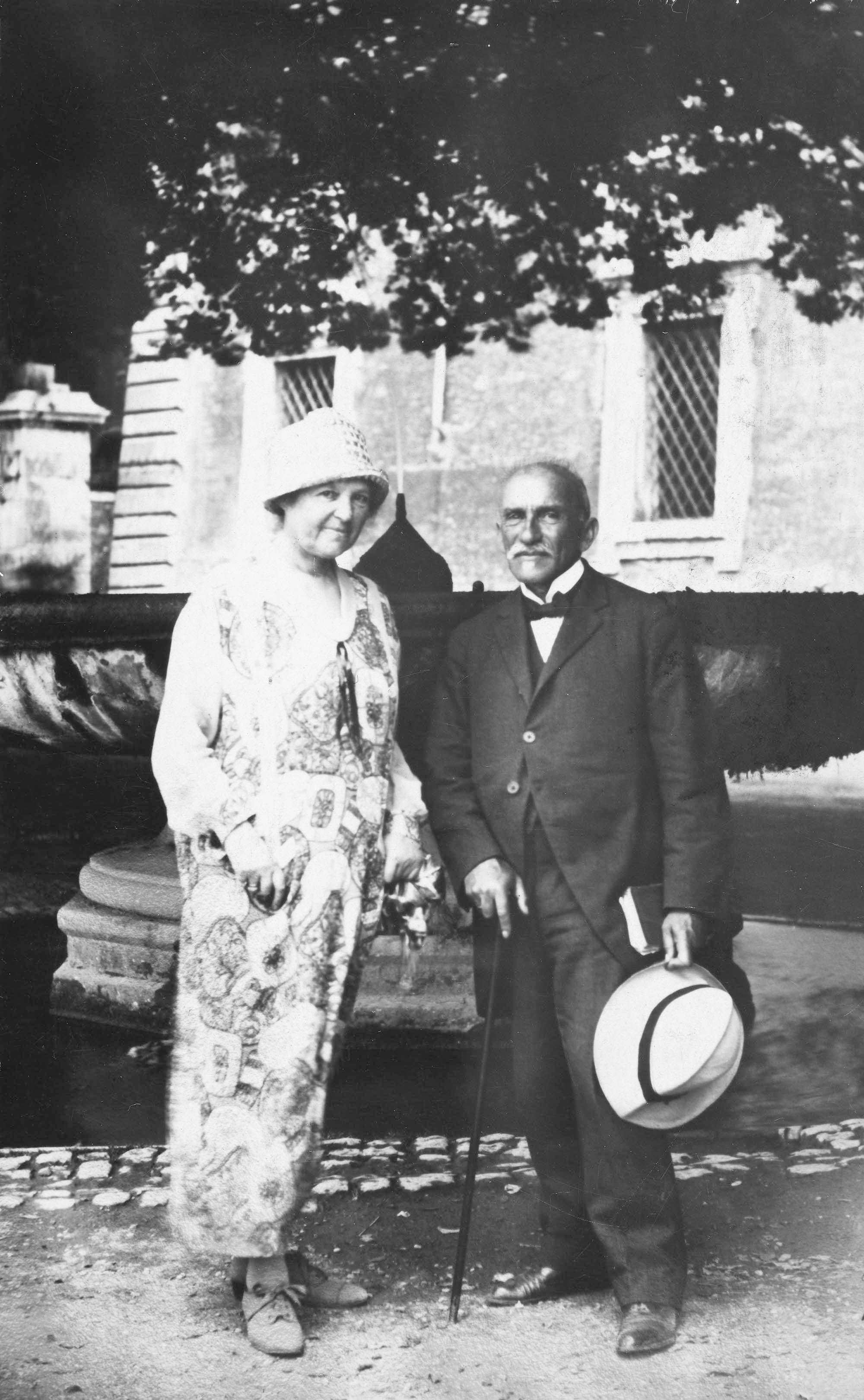 H.I. Hannover, professor ved Polyteknisk Læreanstalt, og hustru Laura Hannover, som var søster til Carl Johan Michaelsen. Fotograferet maj 1925 på Monte Pincio i Rom.