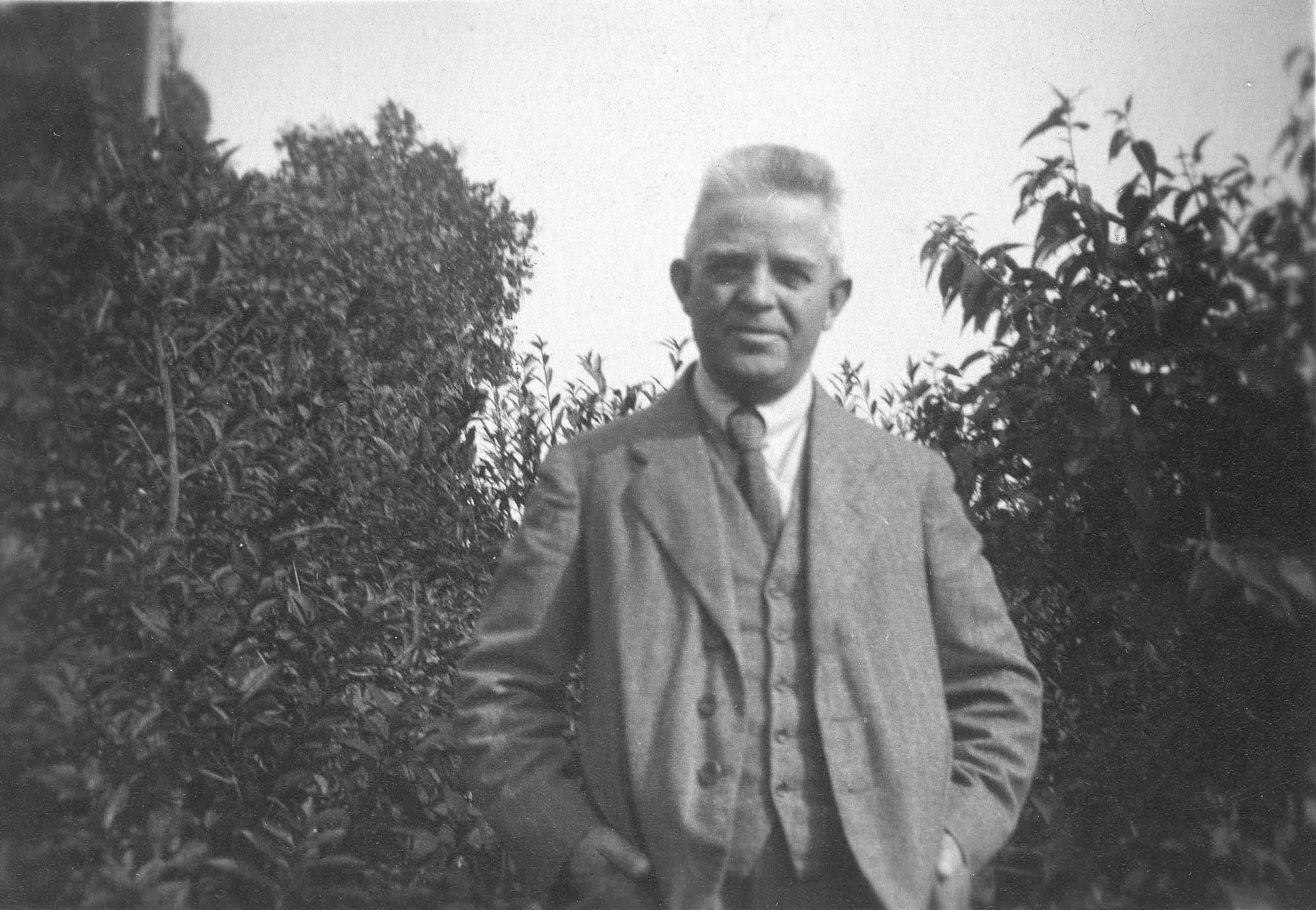 Carl Nielsen på besøg hos William Behrend, samme dag som foregående billede.