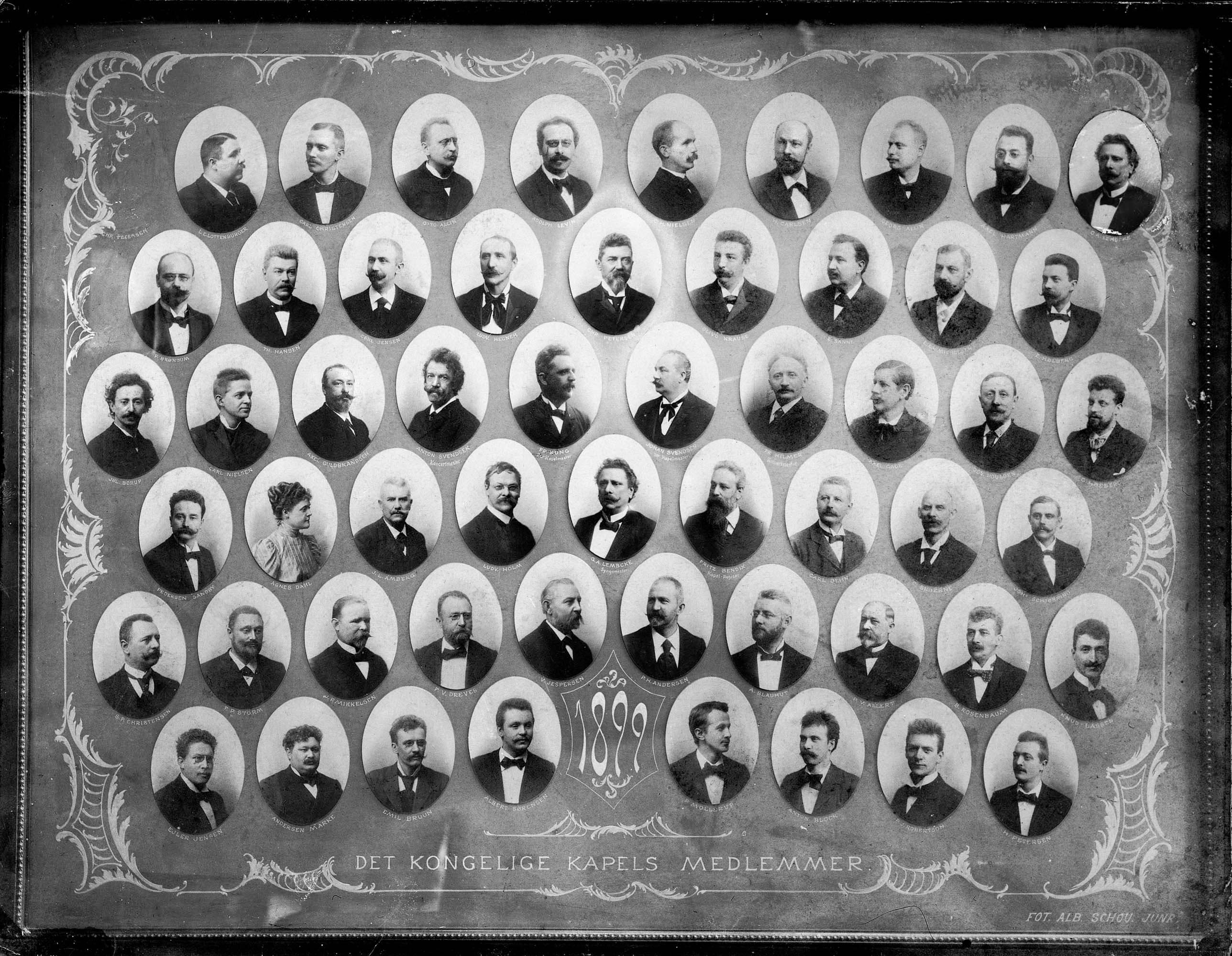 
2.9. Det Kongelige Kapels medlemmer 1899. Carl Nielsen ses i 3. række fra oven som nr. 2 fra venstre. Foto: Carl Nielsen Museet, Odense.