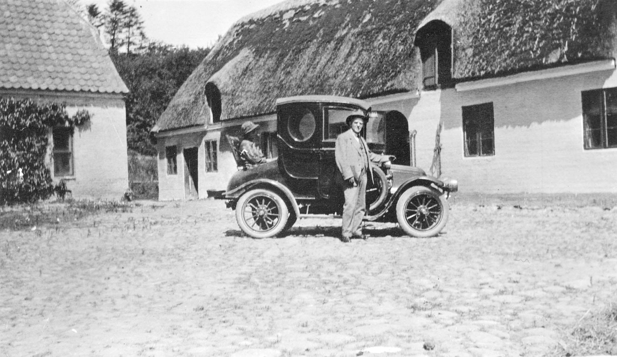 
Damgaard, oktober 1924. Carl Nielsen ved sin første bil, en Renault, som dog endnu var indregistreret i Carl Johan Michaelsens navn. I bagklappen Margrethe Rosenberg, jf. 8:169.