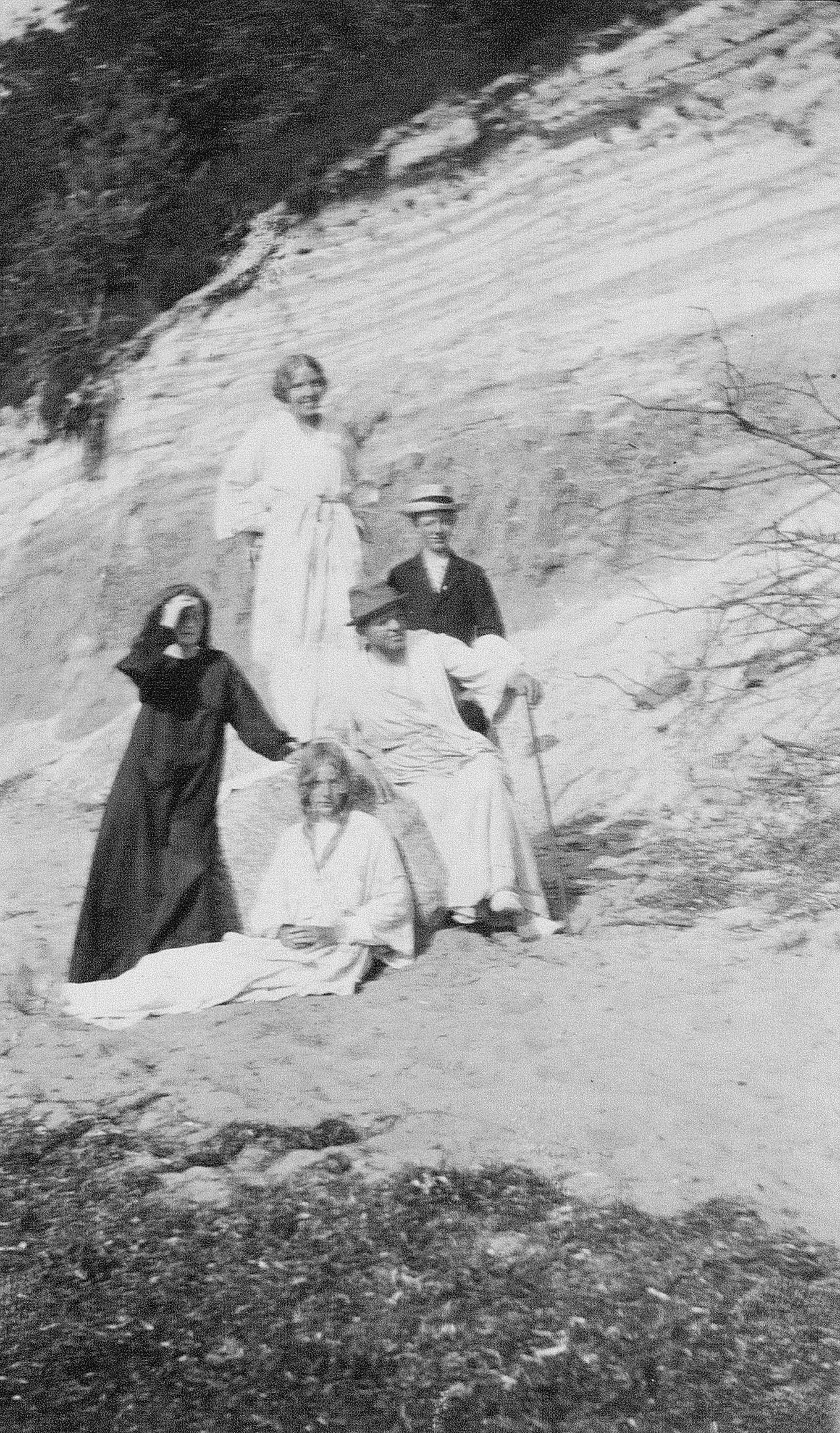 Margrete Rosenberg, Søs, Carl Nielsen og Hans Børge. Bagerst: Irmelin. Sommeren 1917 på Damgaard. (KB, HA Acc. 2008/25). 