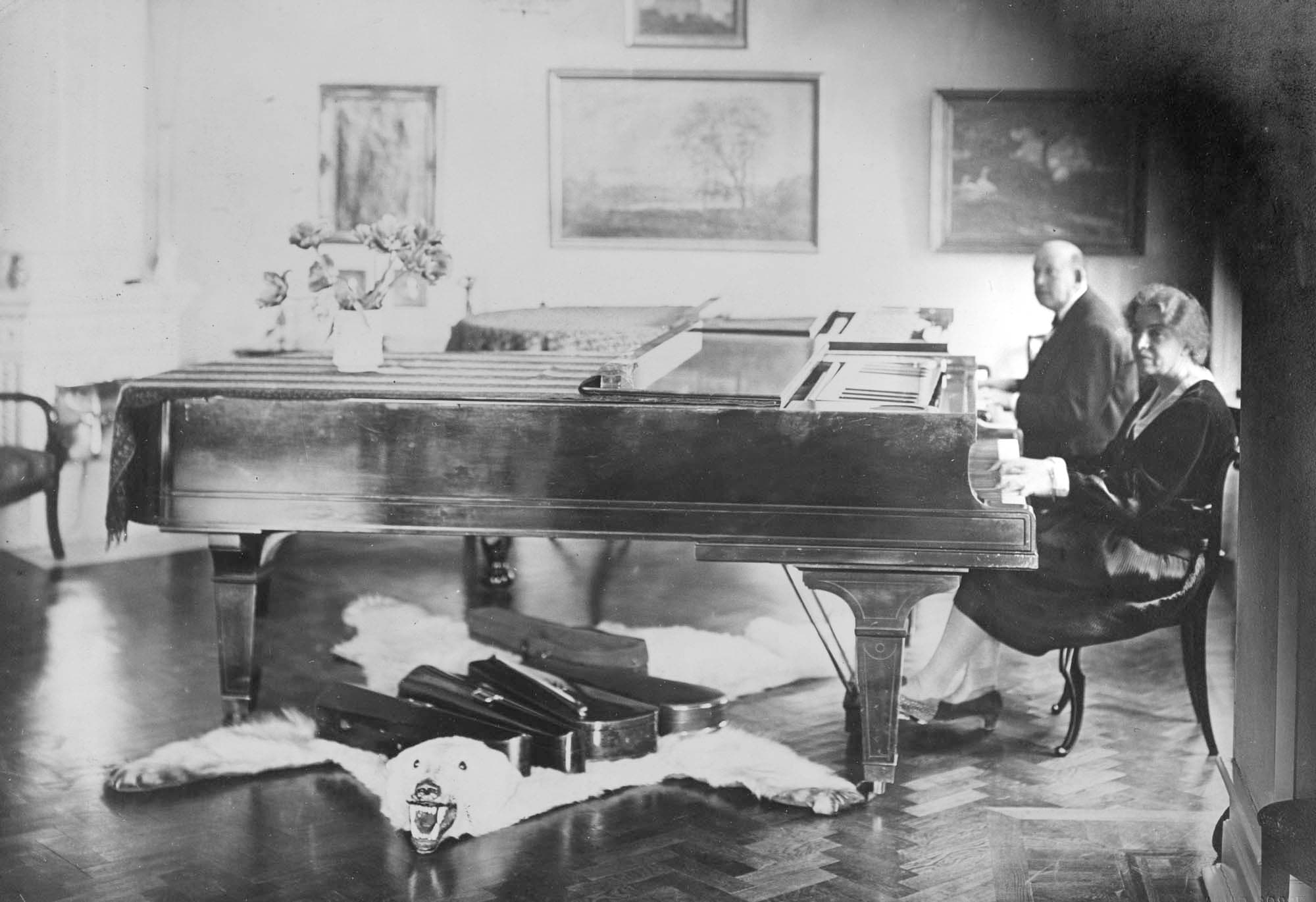 Herman og Lisa Mannheimer ved de to flygler i musikstuen i hjemmet, Götabergs-gatan 22 i Göteborg. 1927. (Privateje).