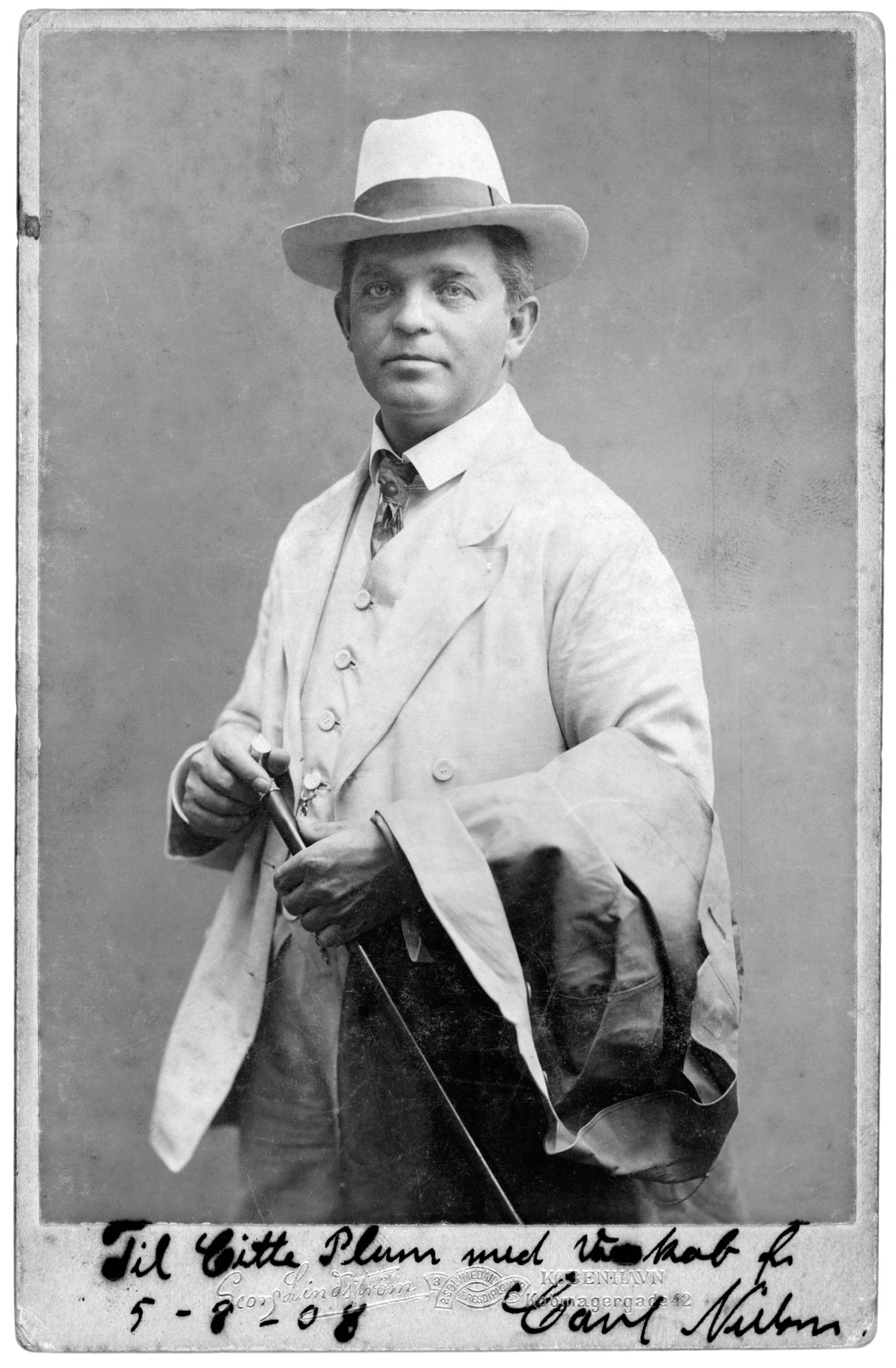 Carl Nielsen sommeren 1908. Foræret Margrete Rosenbergs lillesøster Cecilie (Citte) Rosenberg Plum. Fotograf Georg Lindström.