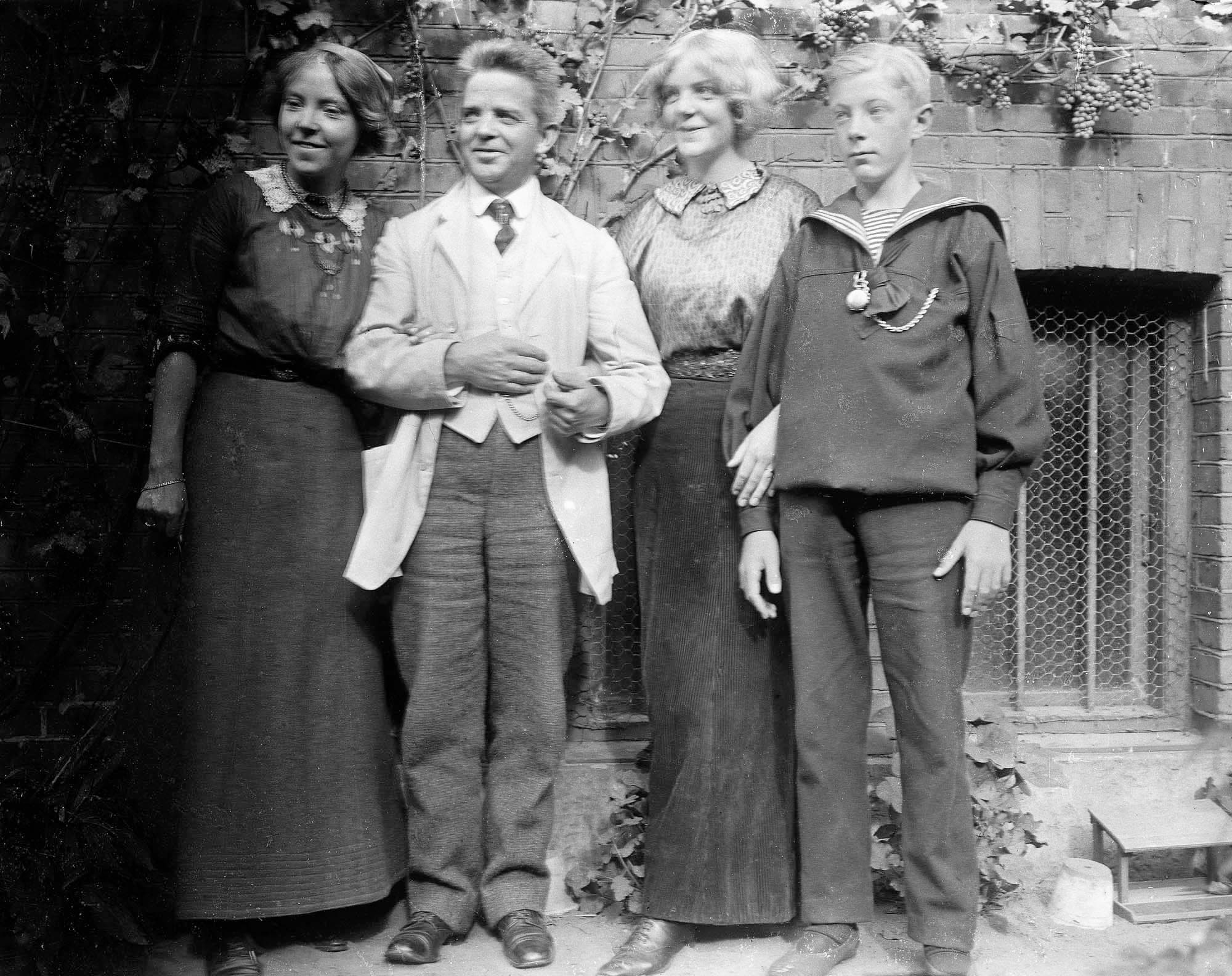 Irmelin, Søs og Hans Børge med faderen.