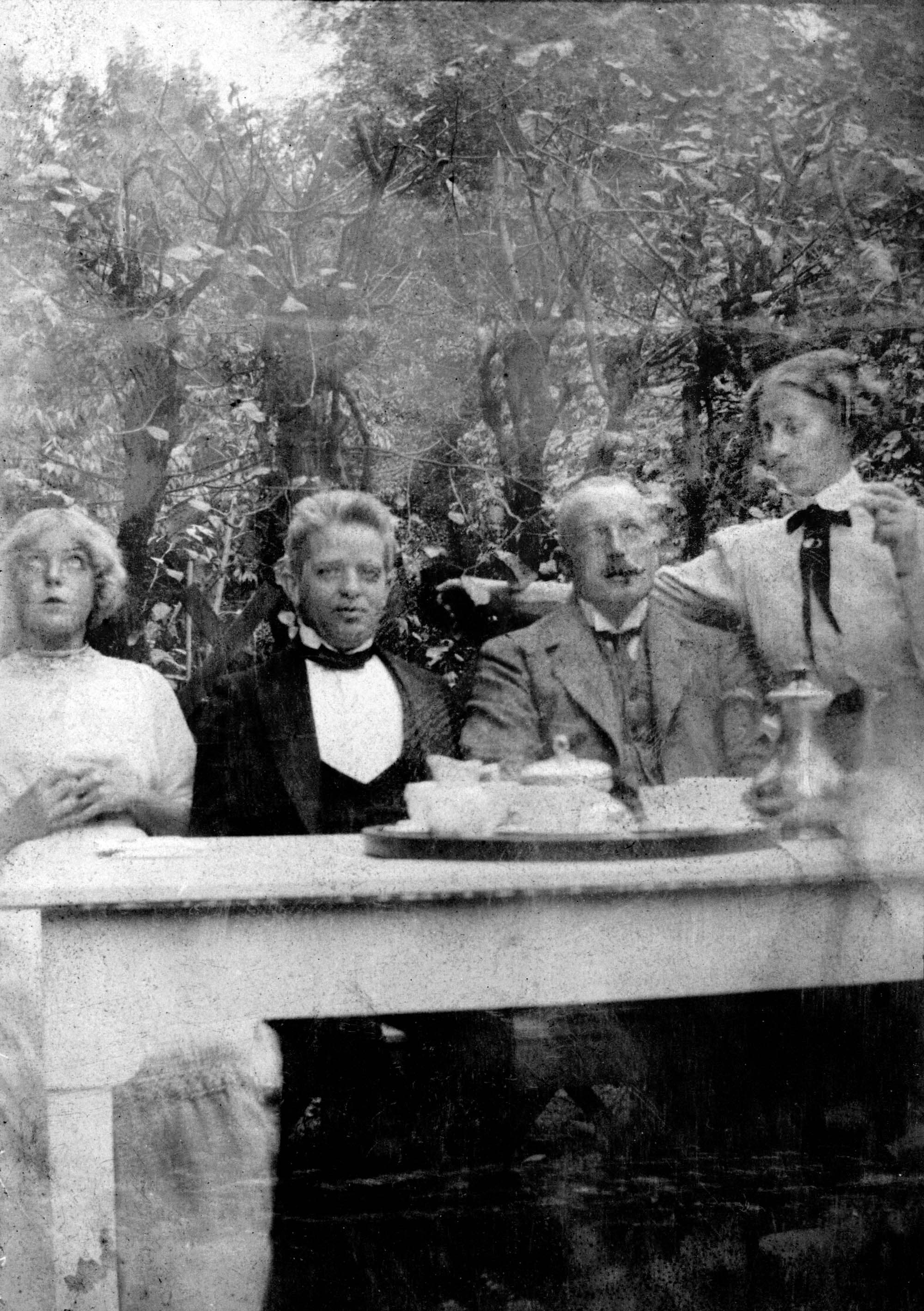 Søs, Carl Nielsen, Svend Godske-Nielsen og Marie Møller, formodentlig i haven på Vodroffsvej.