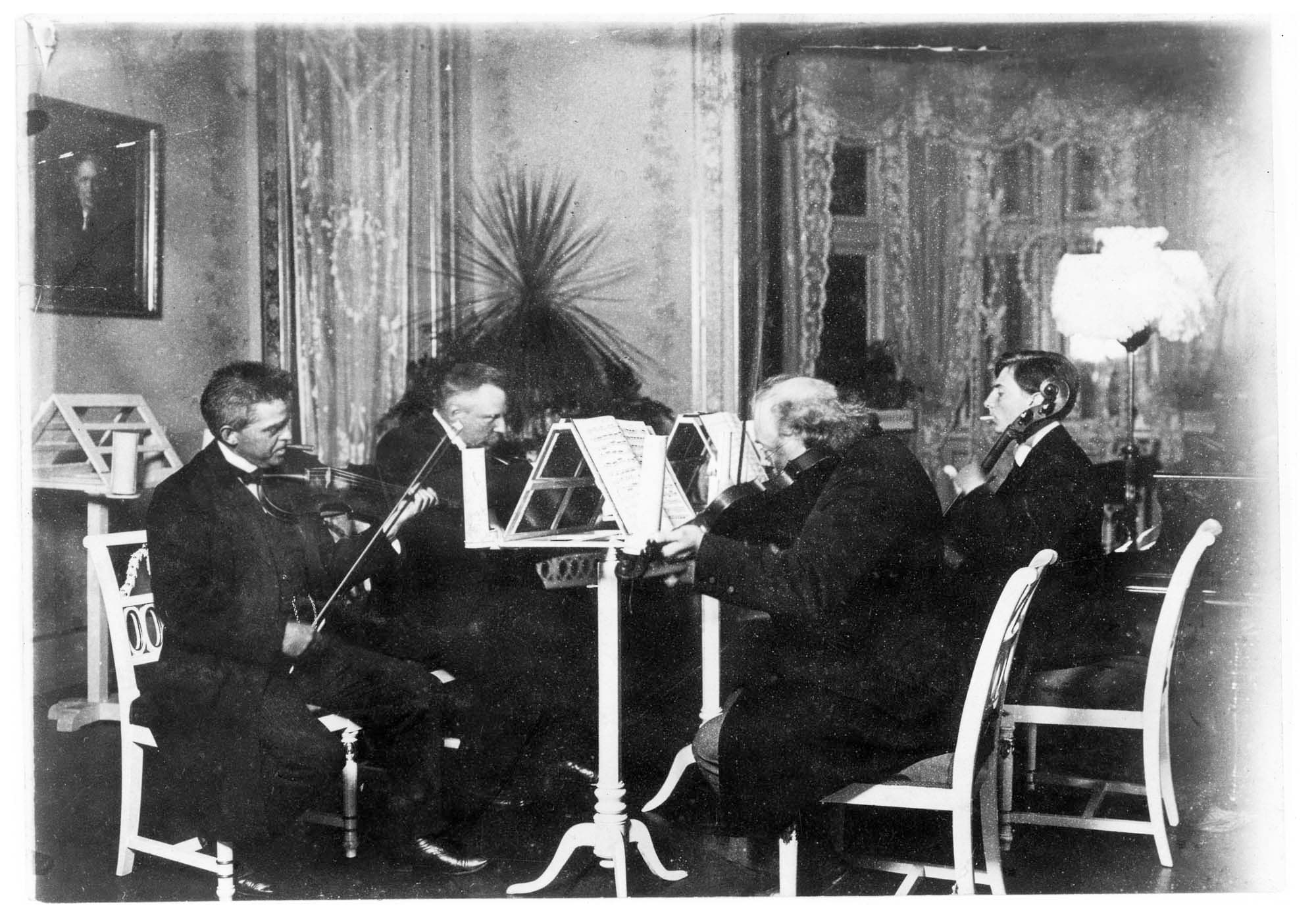 Kvartetspil på Fuglsang sommeren 1906. Fra venstre: Carl Nielsen, Gerard von Brucken Fock, Julius Röntgen og sønnen Engelbert.