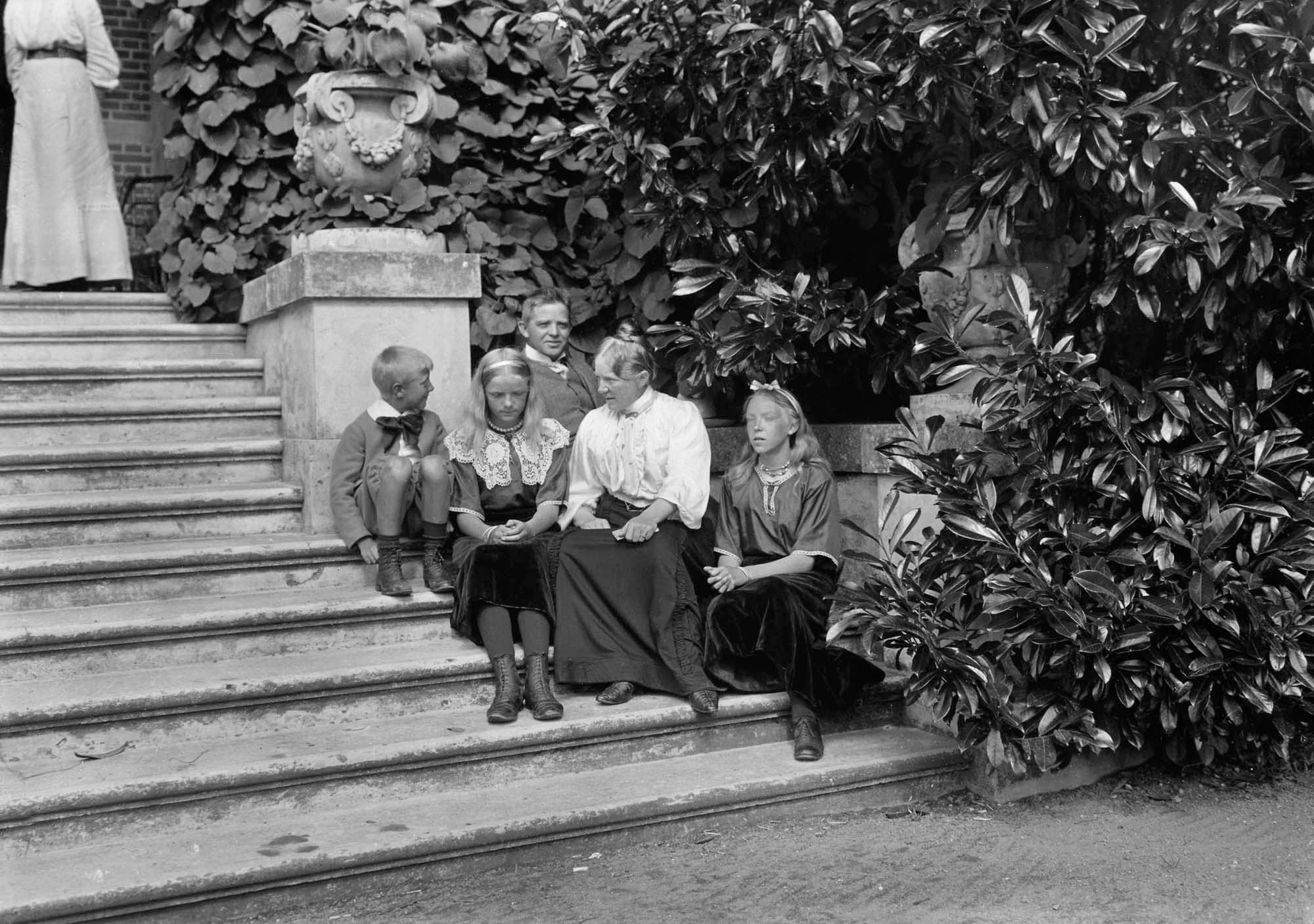 På Fuglsangs trappe: Søs til venstre og Irmelin til højre for deres mor.