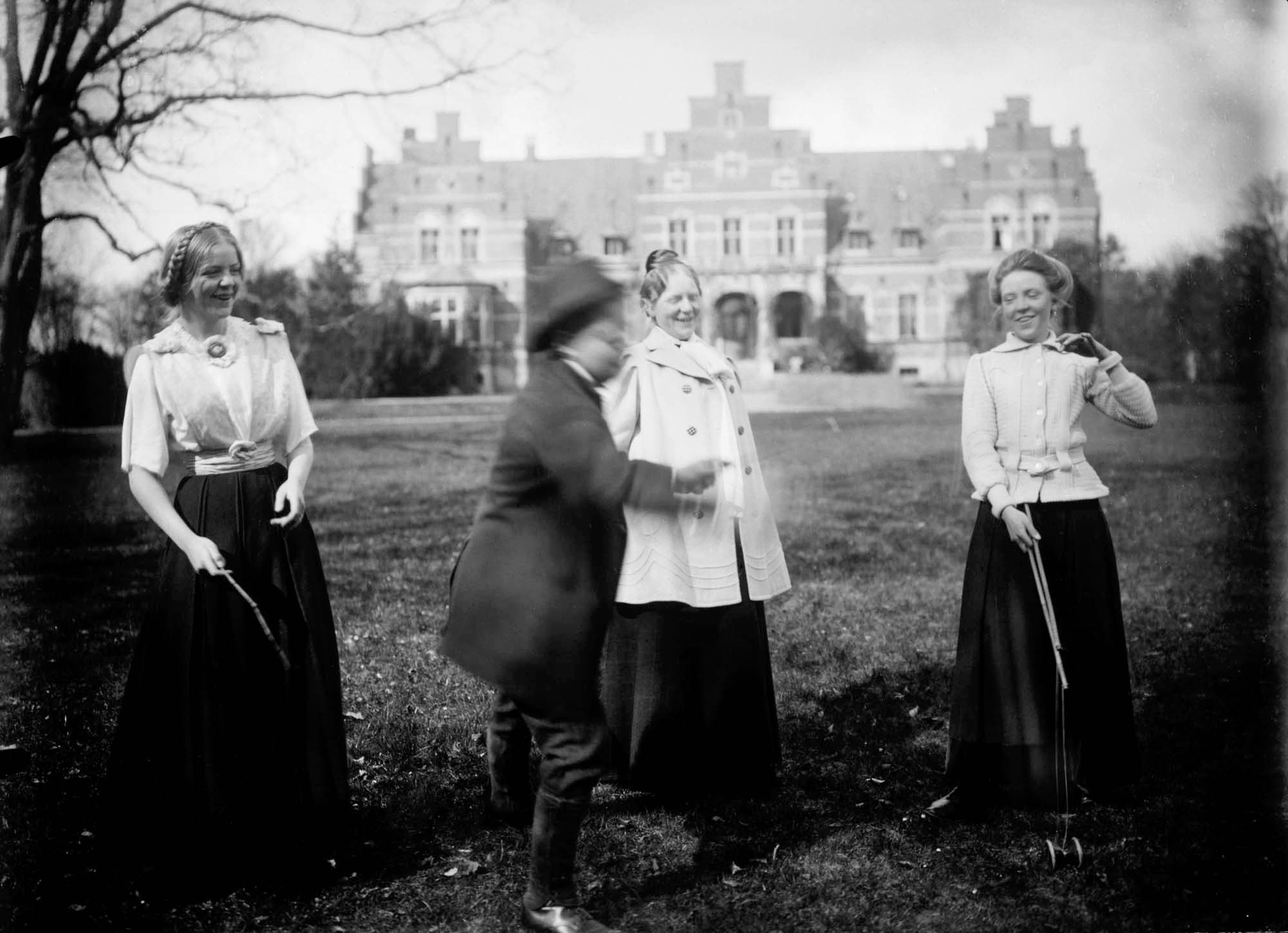 Djævlespil med Fuglsangs hovedbygning i baggrunden, Søs til venstre, Irmelin til højre.