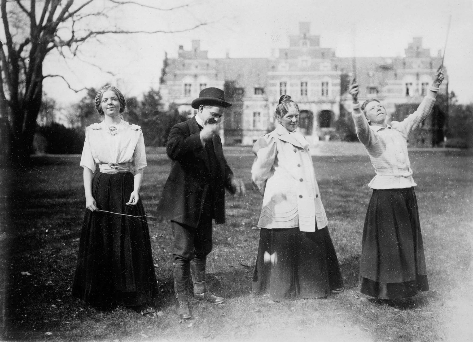 Djævlespil med Fuglsangs hovedbygning i baggrunden, Søs til venstre, Irmelin til højre.