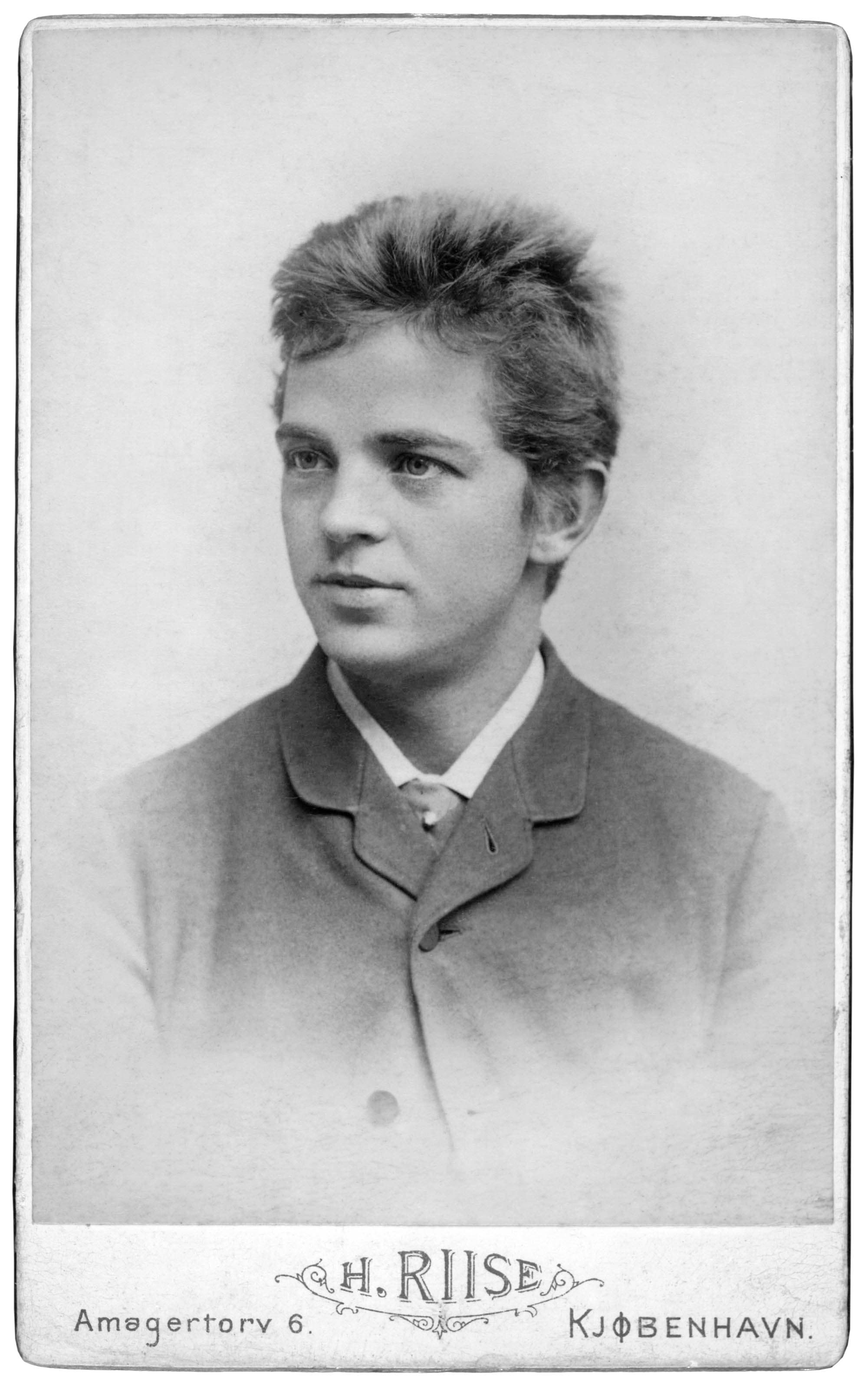 Carl Nielsen som konservatoriestuderende, formodentlig 1885. Fotografen Harald Riise havde forretning på Amagertorv 6 ca. 1885-88.