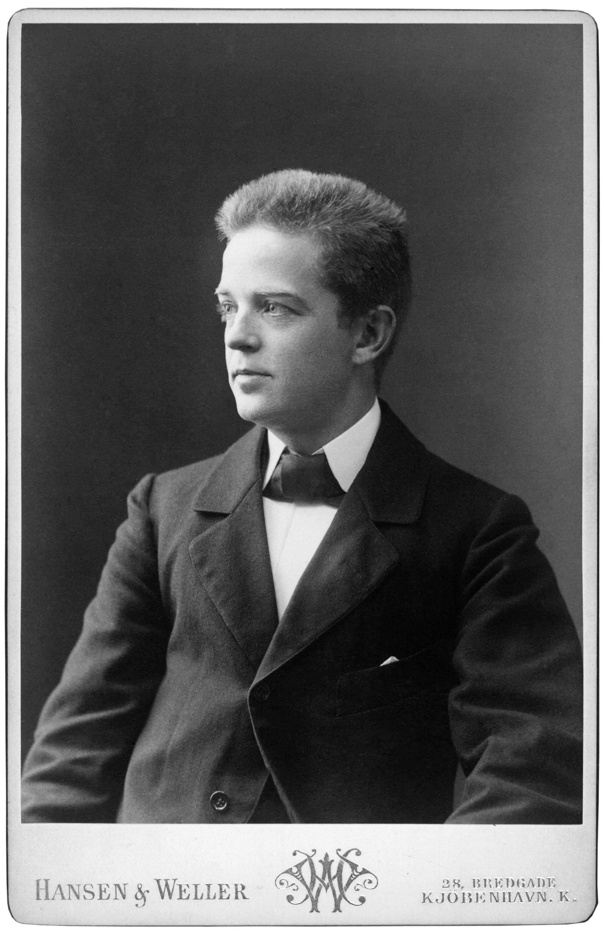 
 2.11. Portræt af Carl Nielsen taget af fotograf Hansen &amp; Weller, før forretningen skiftede adresse i 1900.