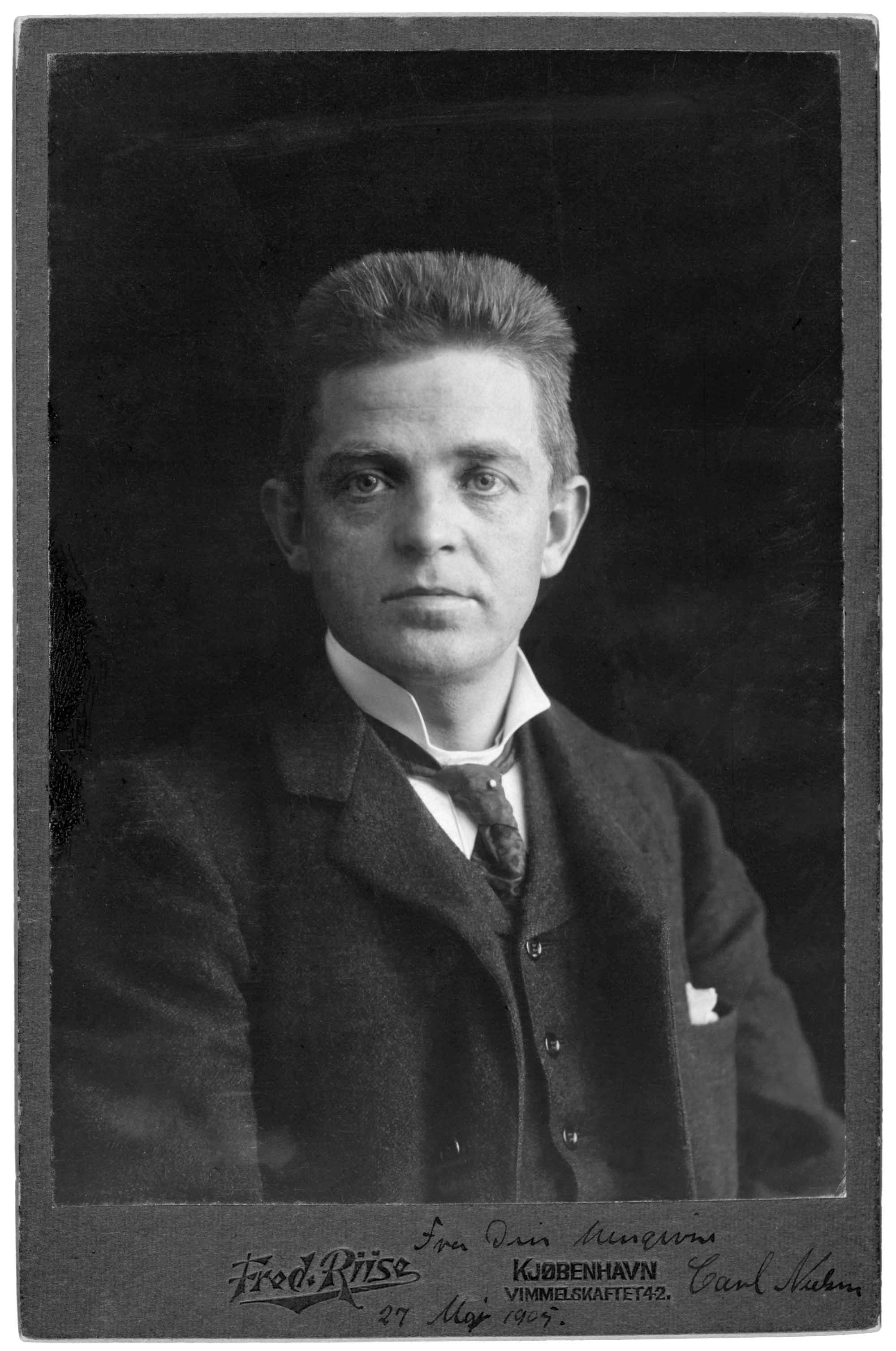 
2.0. Carl Nielsen ca. 1902. Dedikationen fra 1905 gælder pianisten Henrik Knudsen, fra hvis bo billedet stammer. Foto: Det Kongelige Bibliotek, Kort- og Billedafdelingen.