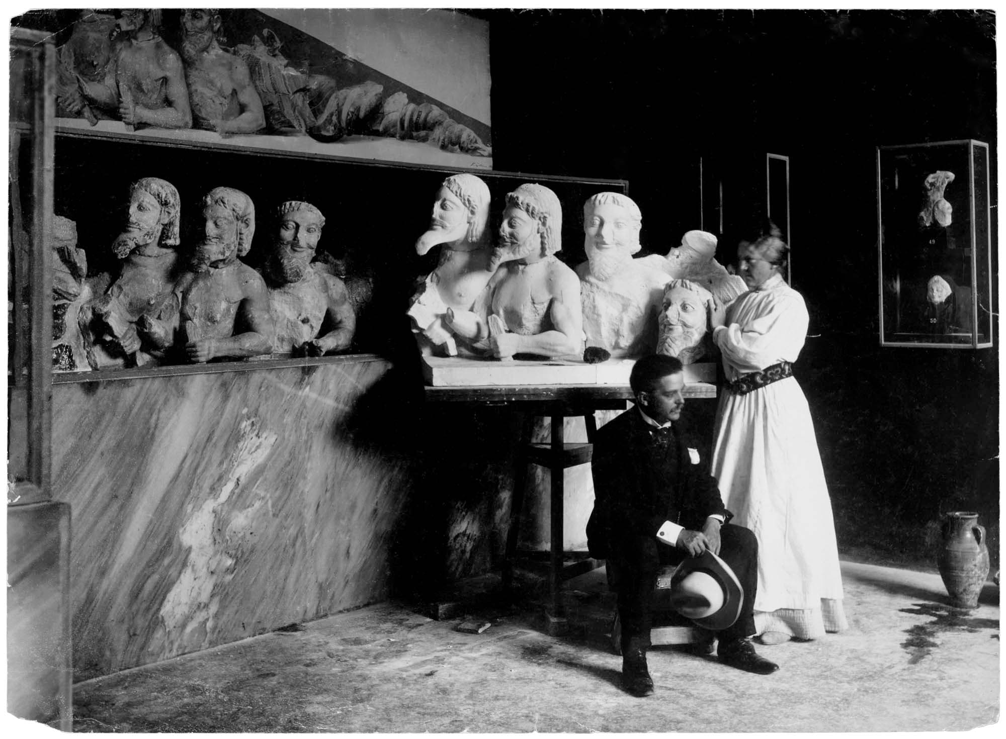 Billedhuggerinden og hendes mand ved Typhonen i Akropolis-museet 1903.