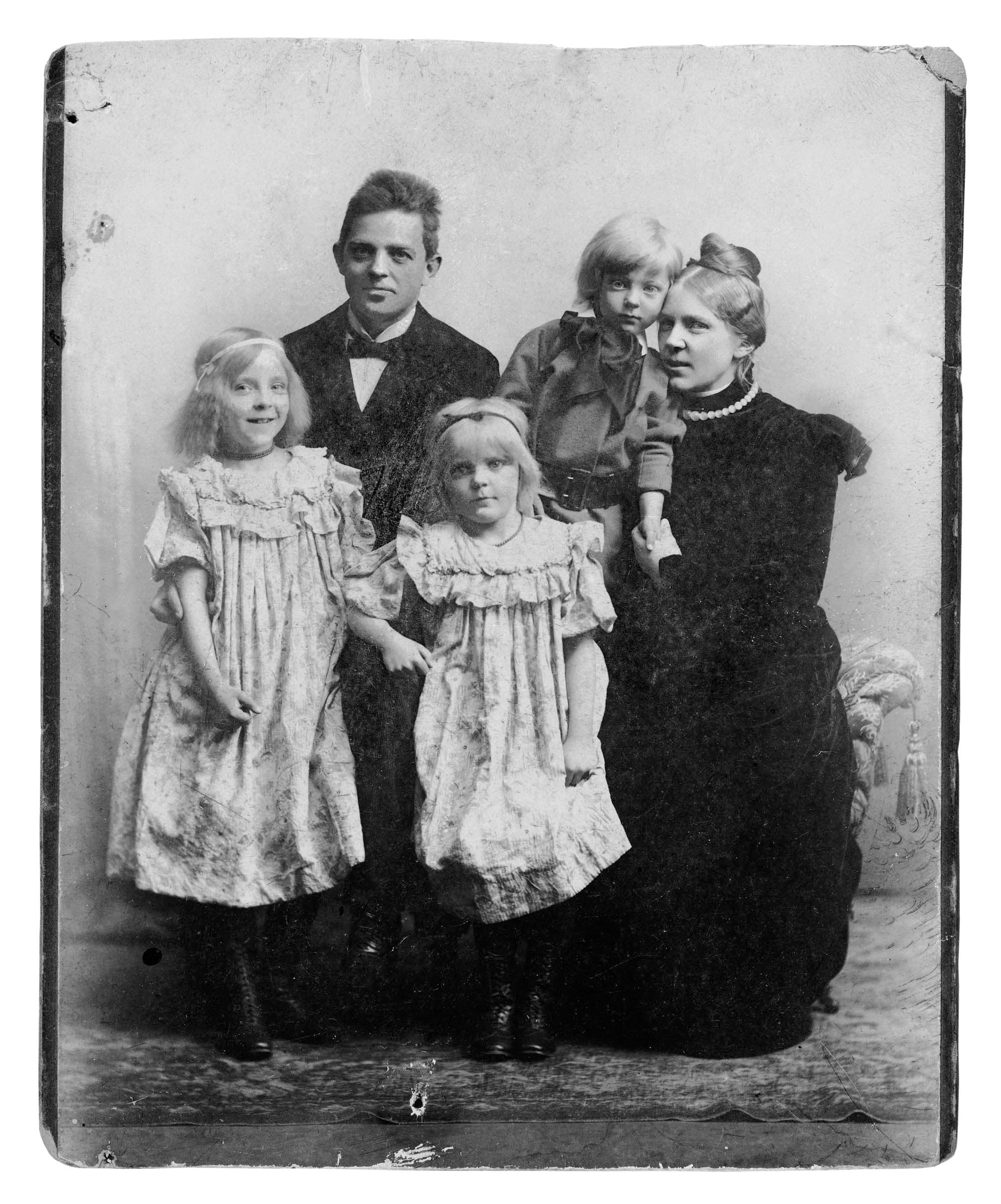 2.1. Carl Nielsen og Anne Marie Carl-Nielsen med børnene Irmelin, Søs og Hans Børge, ca. 1898. Foto: Carl Nielsen Museet, Odense.