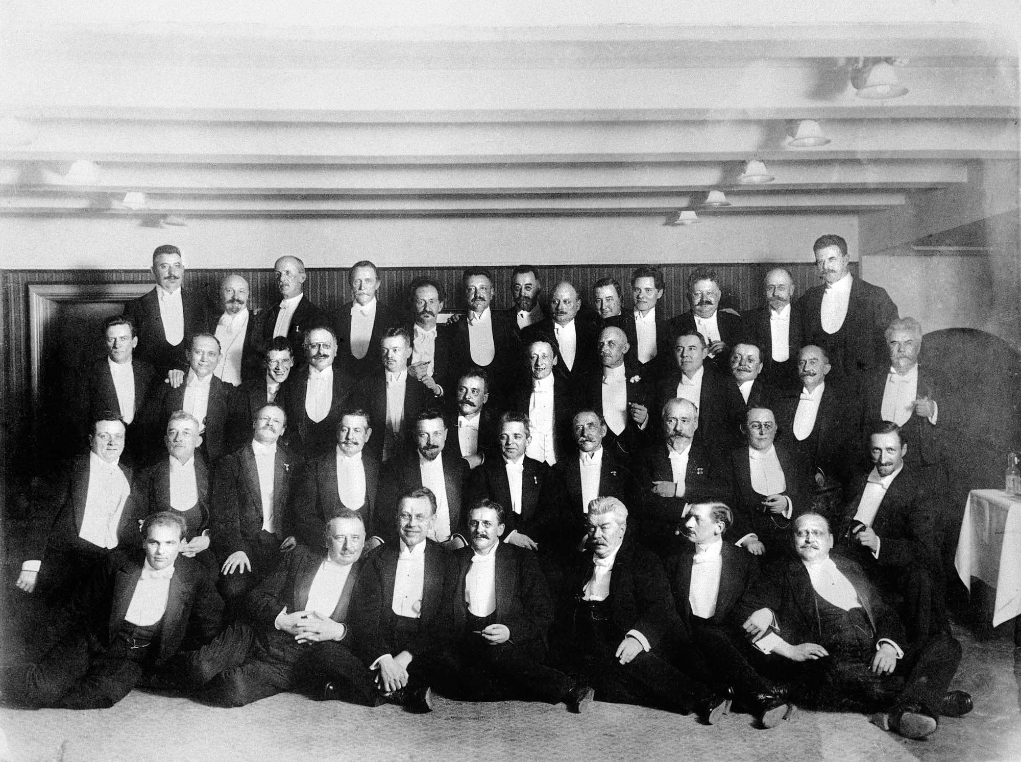 2.22. Carl Nielsen i 2. række fra neden, nr. 6 fra venstre, midt i Det Kongelige Kapel. Foto: Carl Nielsen Museet, Odense.