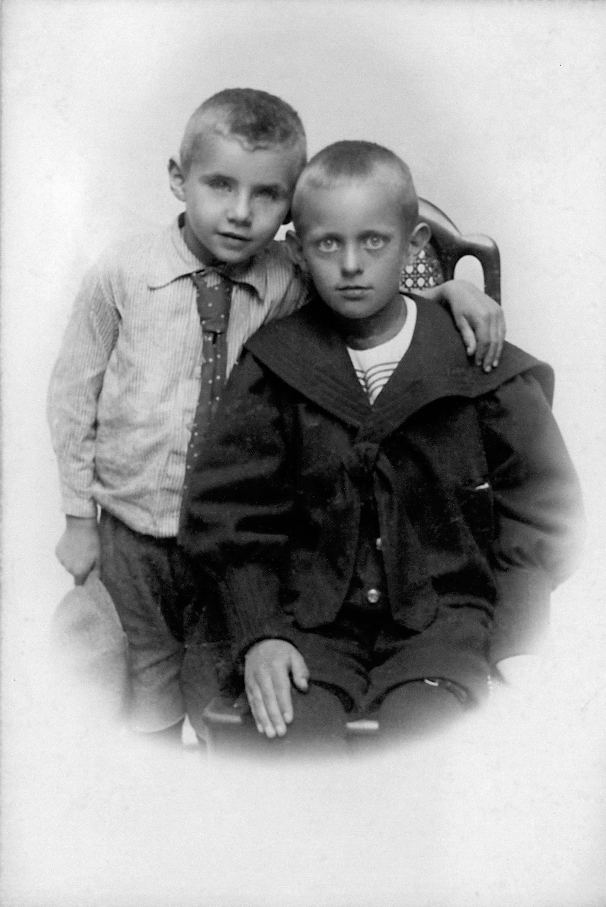 2.20. Til højre Carl August Hansen, Carl Nielsens og Karen Marie Hansens søn, født 8.1.1888, her fotograferet hos familien i Klintebjerg, før han sammen med sin mor emigrerede til USA ved årsskiftet 1901-02. Drengen til venstre er uidentificeret. Foto: Privateje.