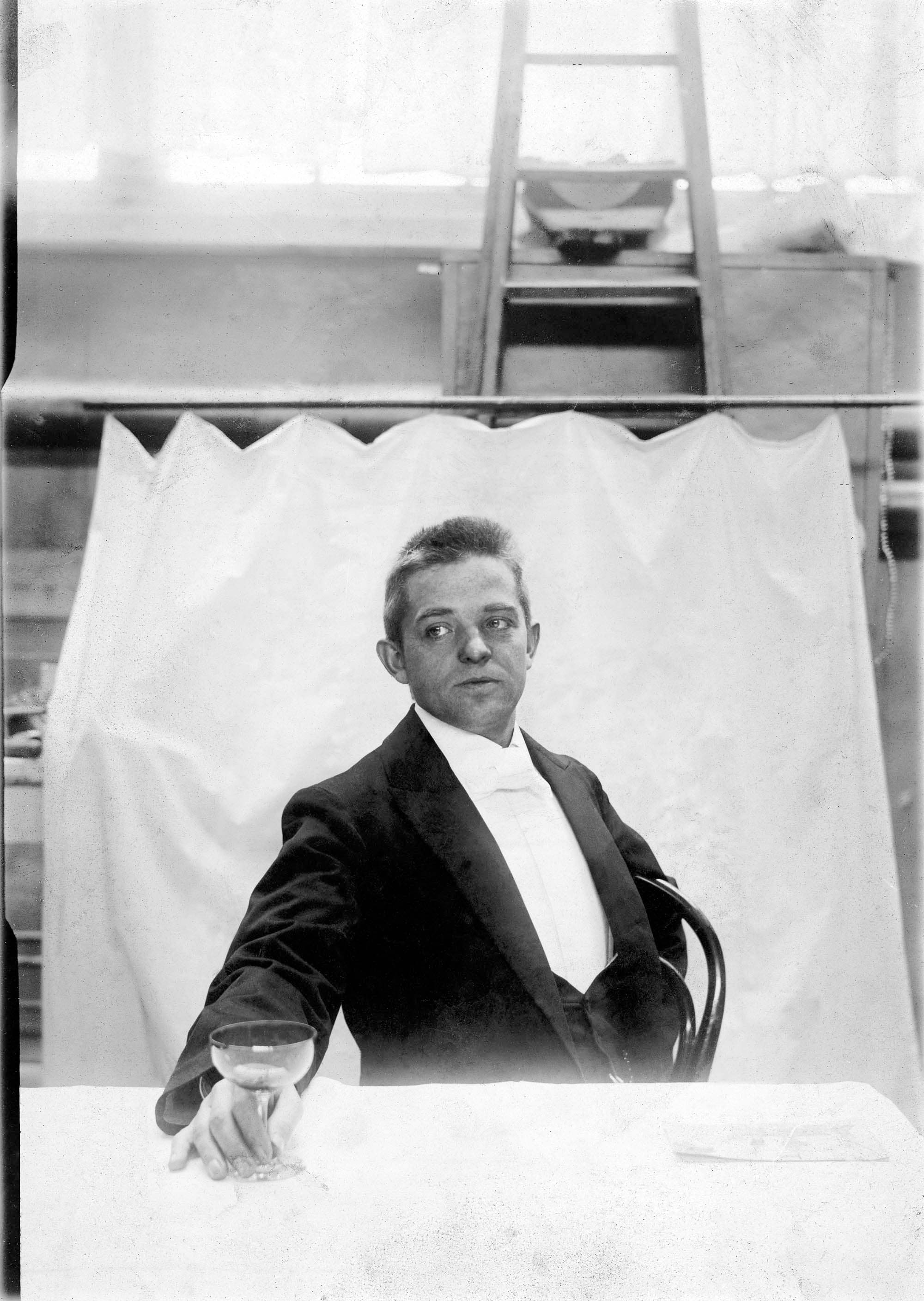 2.6. I 1896-98 arbejdede J.F. Willumsen på en plakat bestilt af det franske champagnefirma Henriot. En første Champagneplakat fra 1897 forestillede legende amoriner, mens et flirtende par blev tilføjet den næste fra 1898. ”Til den unge Mand sad min Ven Carl Nielsen Model. Men heller ikke denne Udførelse fandt behag, og jeg opgav at tilfredsstille Firmaets Smag.” J.F. Willumsen: Mine Erindringer fortalt til Ernst Mentze, Kbh. 1953, s. 118. Foto: J.F. Willumsens Museum