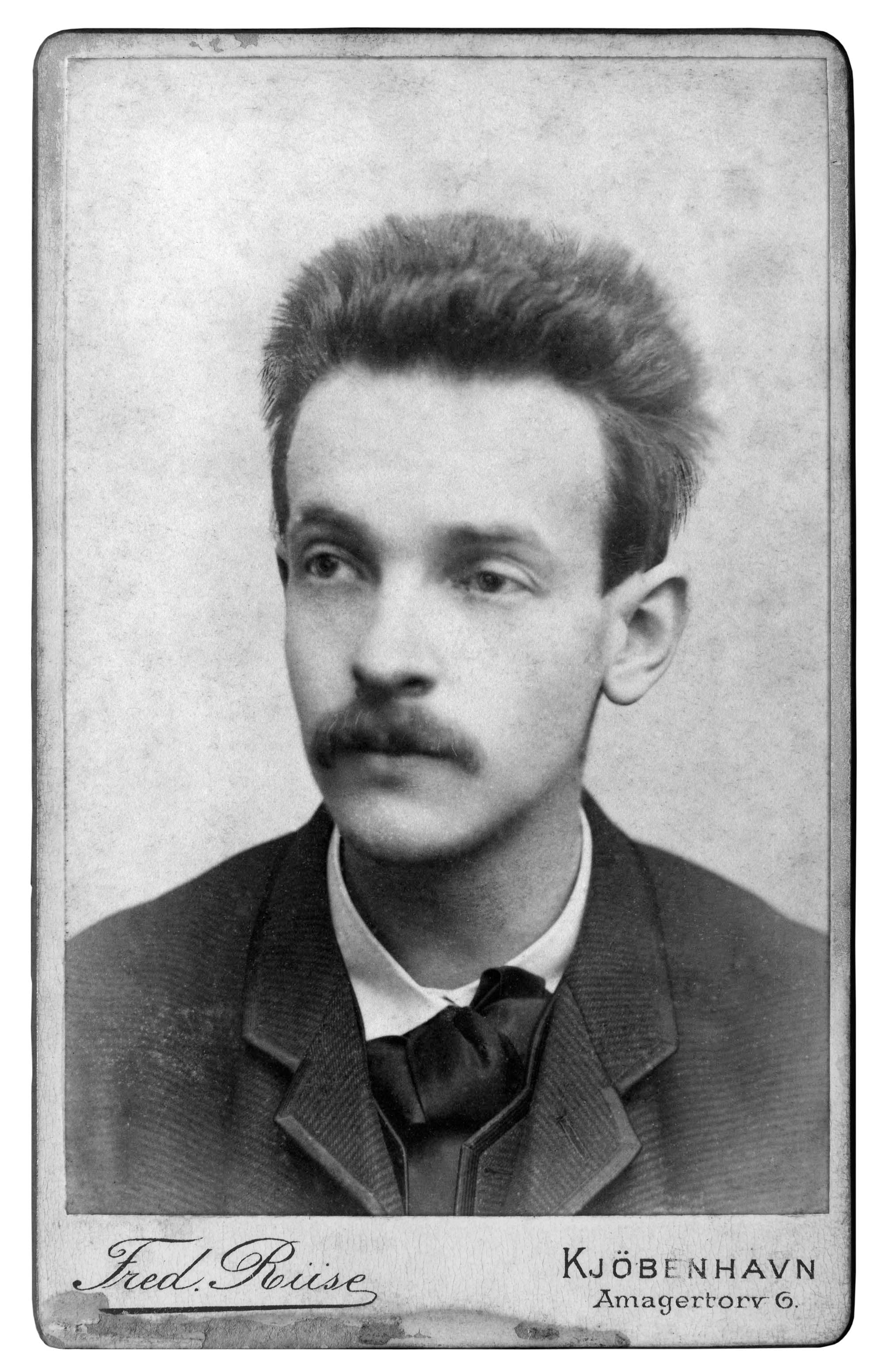 2.14. Rudolph Bergh, 1859-1924. På billedets bagside står: “Til Carl Nielsen fra hans hengivne Rudolph Bergh.” Foto: Det Kongelige Bibliotek, Kort- og Billedafdelingen.