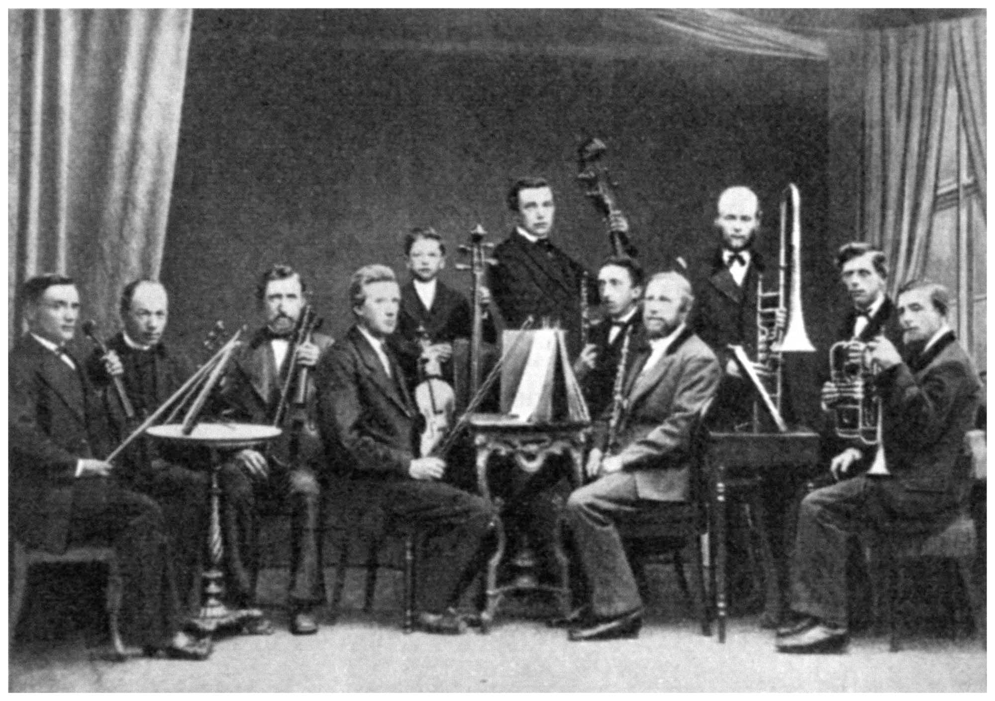 Musikforeningen Braga, ca.1877-78. På billedet ses blandt andre, fra venstre: Christian Larsen, Bellinge (nr. 4), Carl Nielsens bror Albert (nr. 5), lærer Hans Jørgen Hansen, Fangel (nr. 8) og Carl Nielsens far, Niels Jørgensen (yderst til højre), jf. Frands Johan Ring: Nogle gamle fynske spillemænd. (Fynske Aarbøger 7, 1959-61, s. 542-571).
