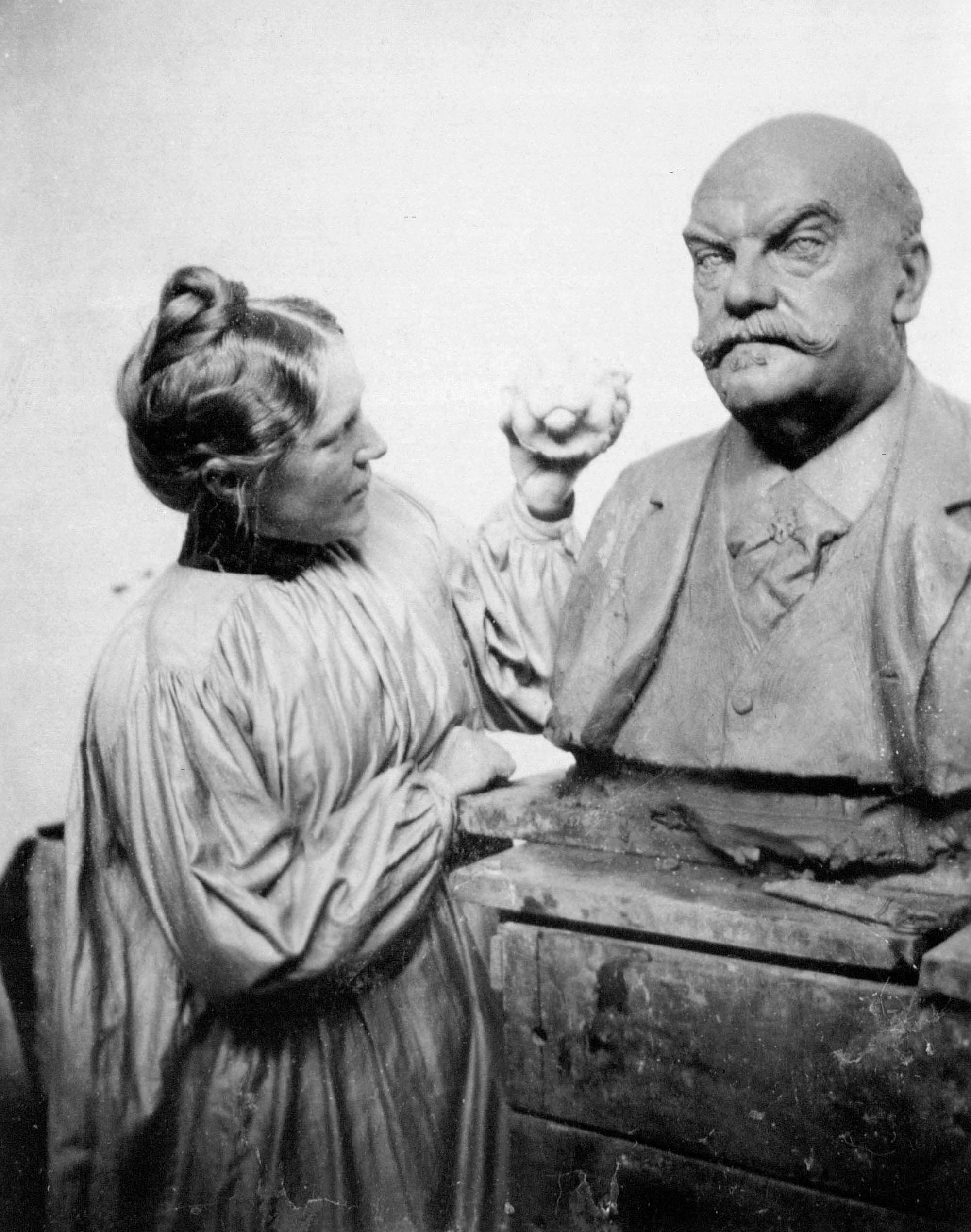 Billedhuggerinden ved busten af Sauls fremstiller, Niels Juel Simonsen. Busten blev senere opstillet i Det Kongelige Teaters foyer i bronze.