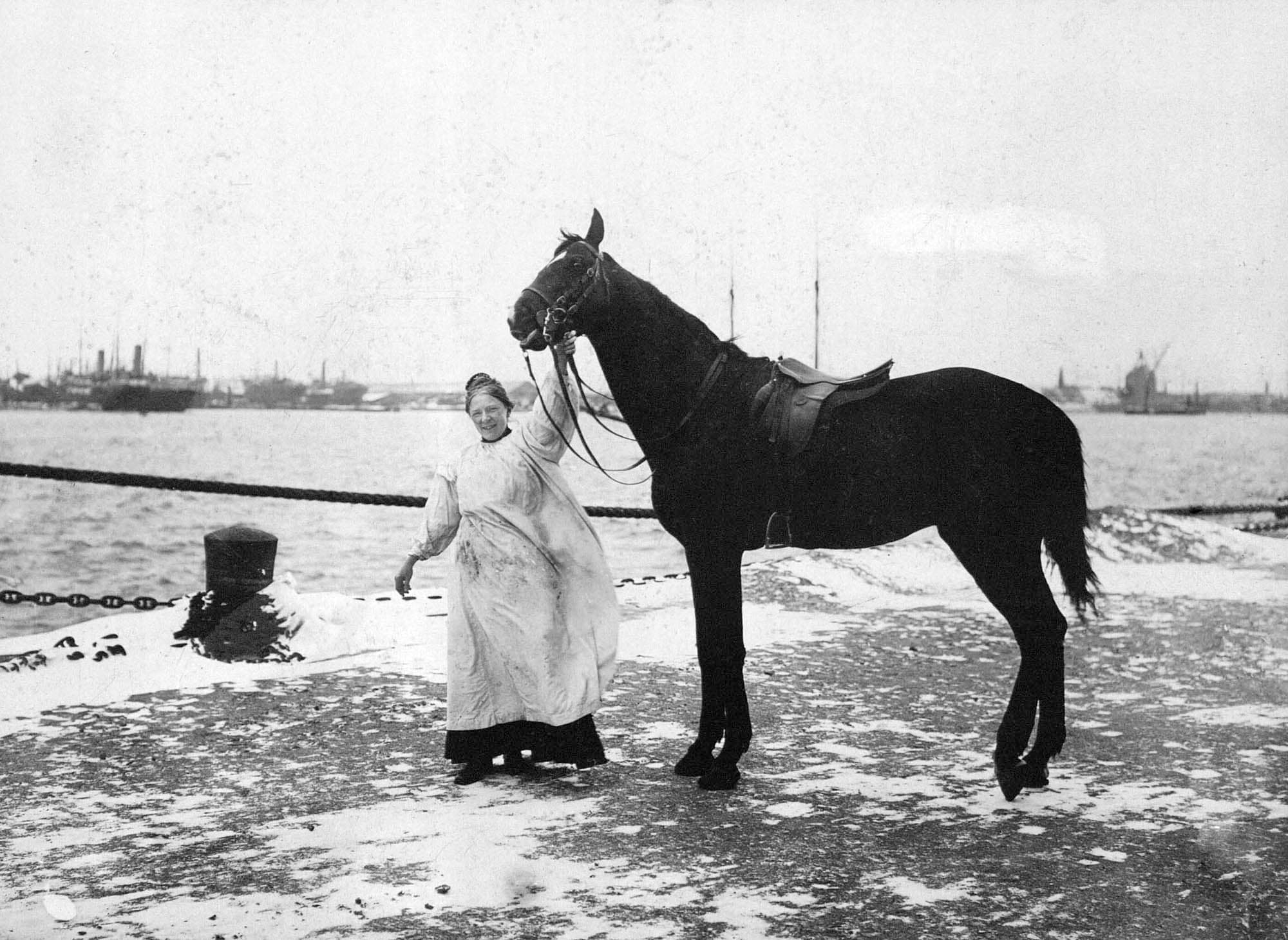 2.5. Anne Marie Carl-Nielsen med en af sine hestemodeller en vinterdag ved atelieret på Langeliniekajen. Foto: Det Kongelige Bibliotek, Kort- og Billedafdelingen.