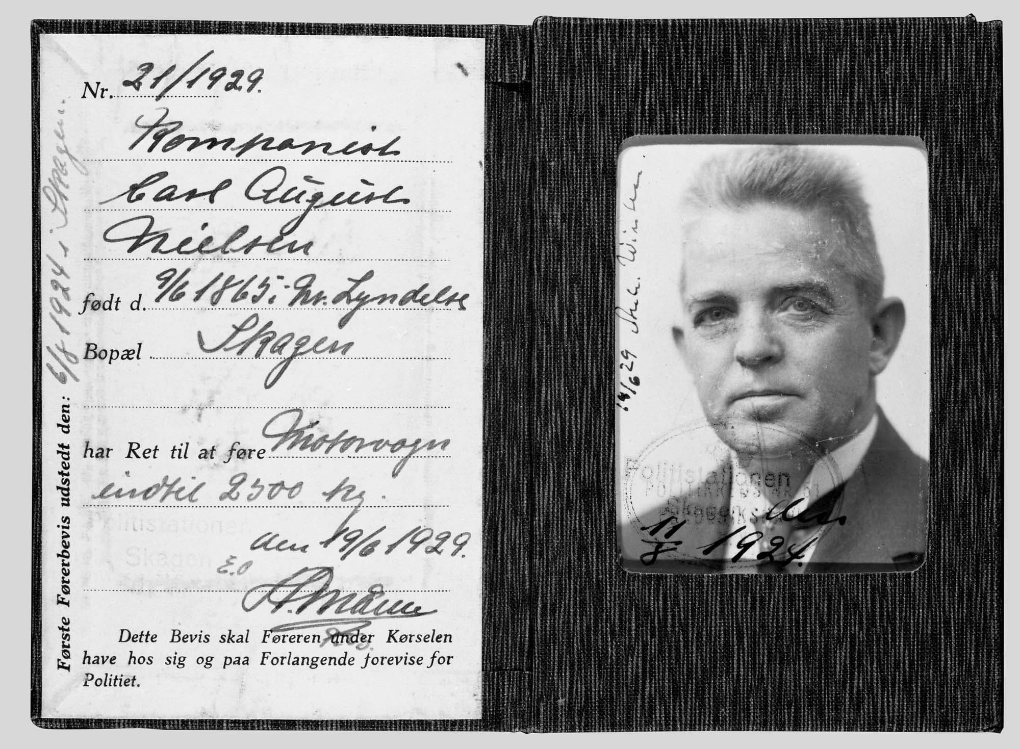 Carl Nielsens første kørekort blev udstedt den 6.8.1924 i Skagen. På det fornyede kørekort fra 1929 er fotografiet fra det første genbrugt. (CNM).