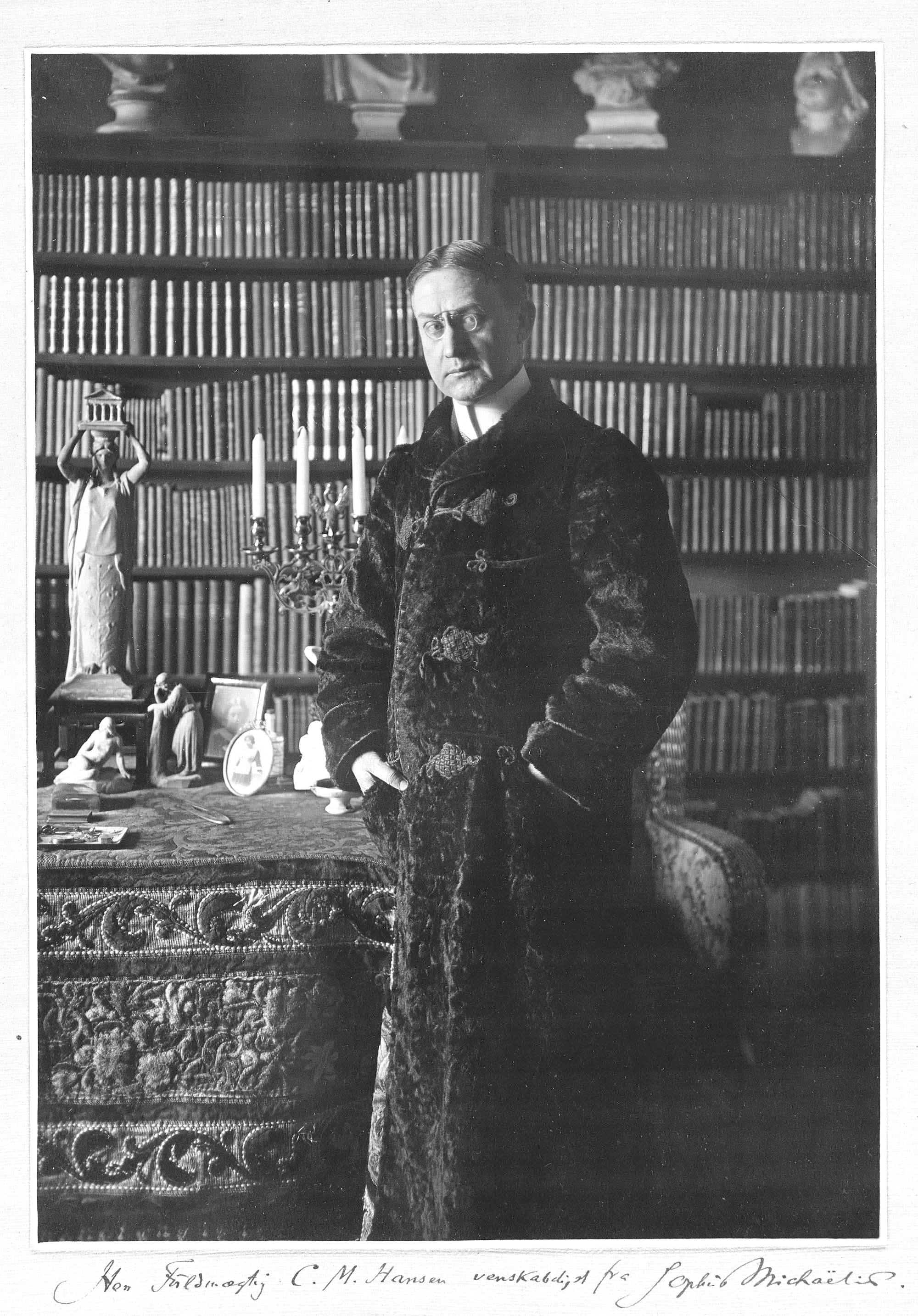 Sophus Michaëlis, 14.5.1865-28.1.1932, fotograferet i sit hjem ca. 1915.